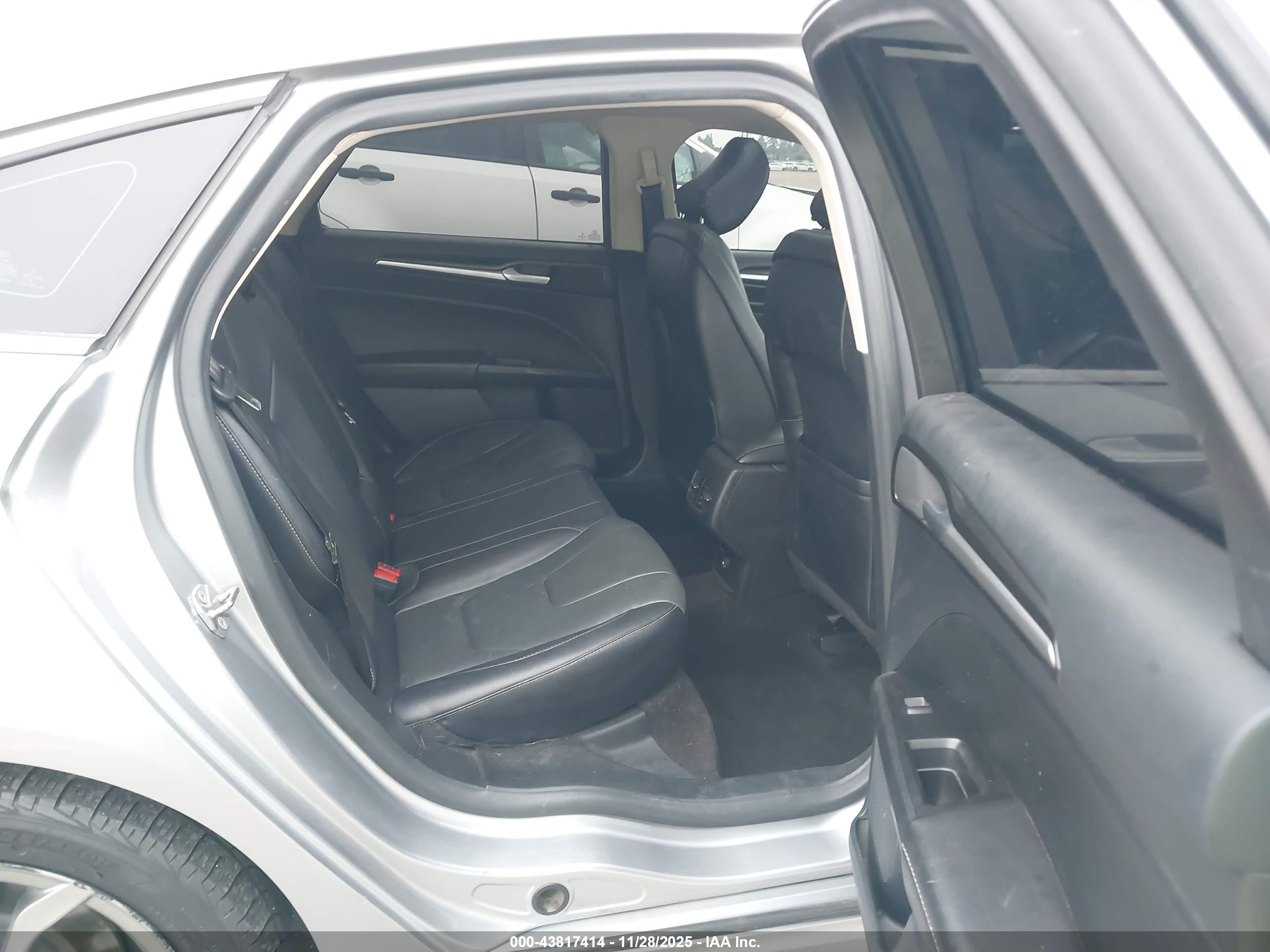 FORD FUSION image 8