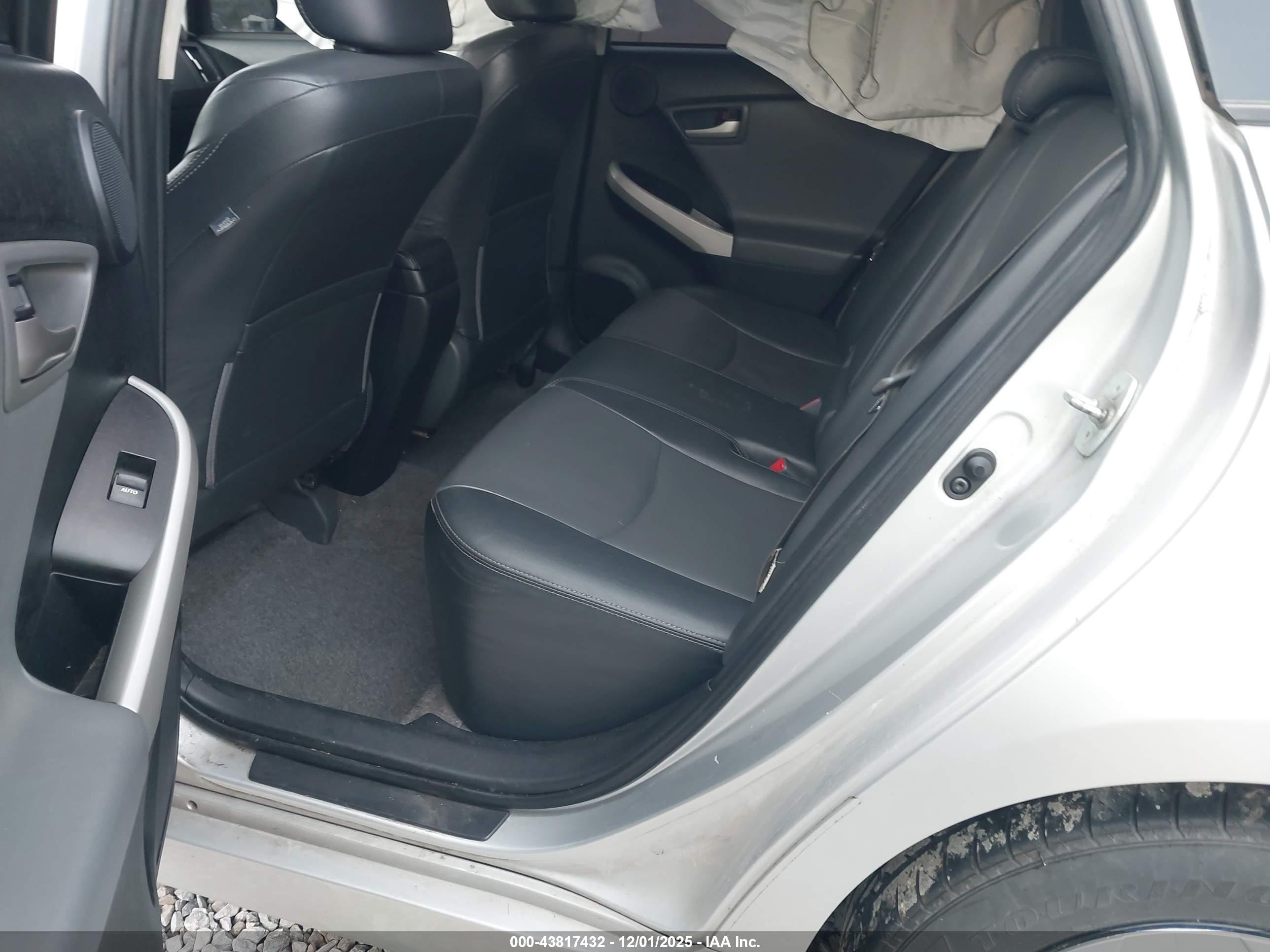 TOYOTA PRIUS image 8