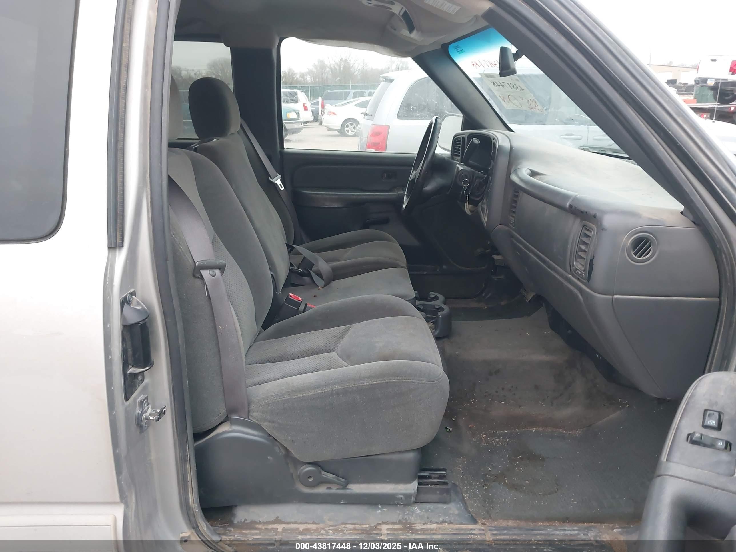 CHEVROLET SILVERADO image 5