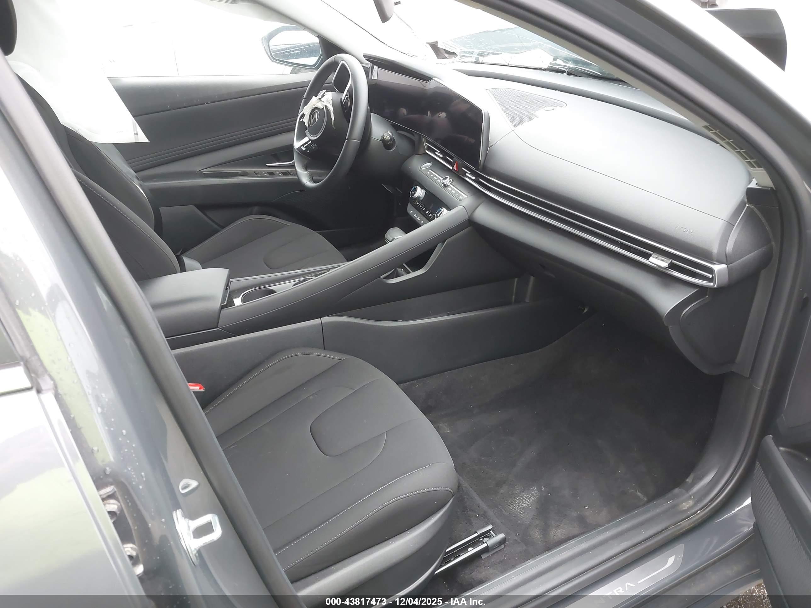 HYUNDAI ELANTRA image 5
