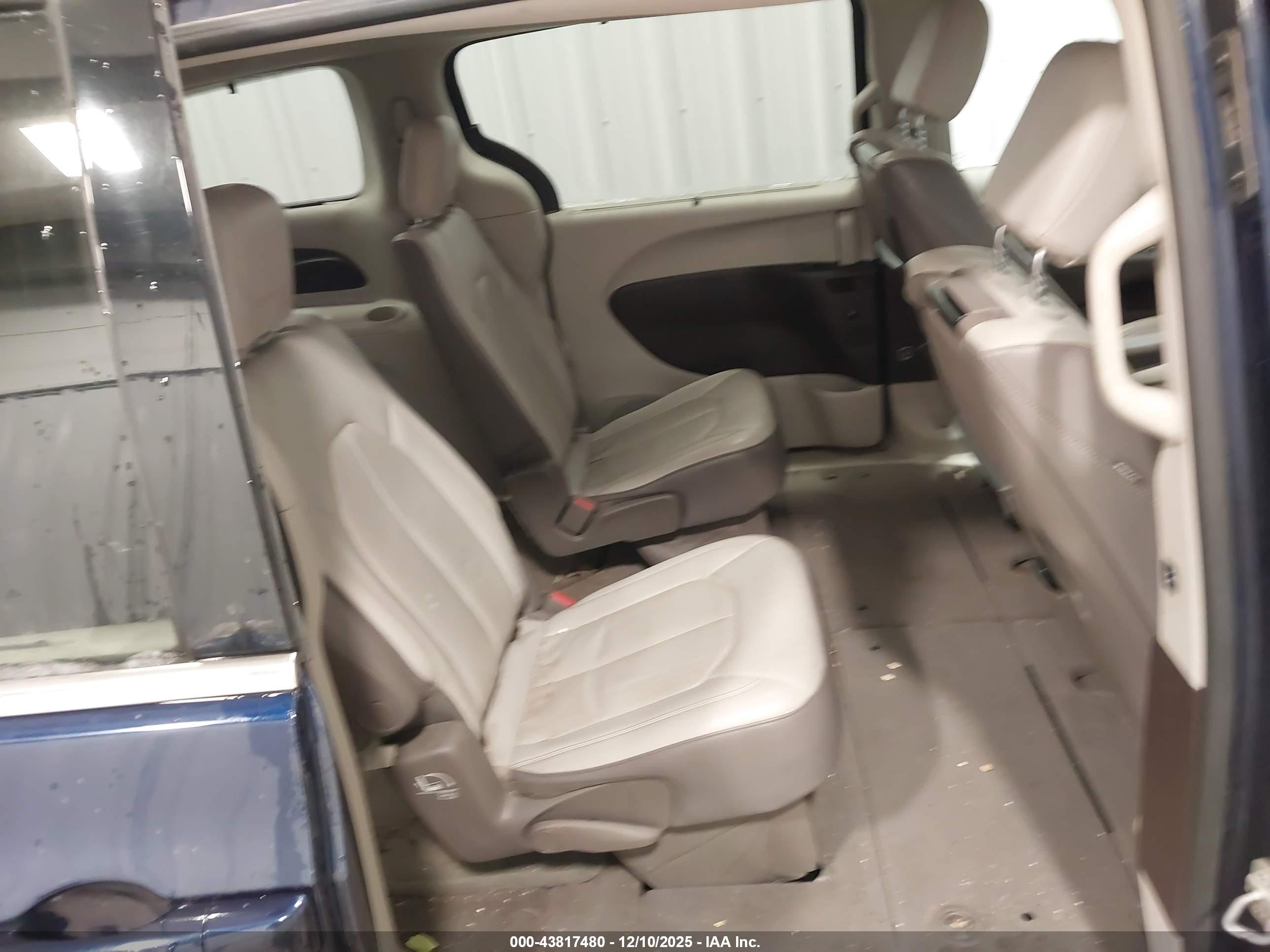 CHRYSLER PACIFICA image 8