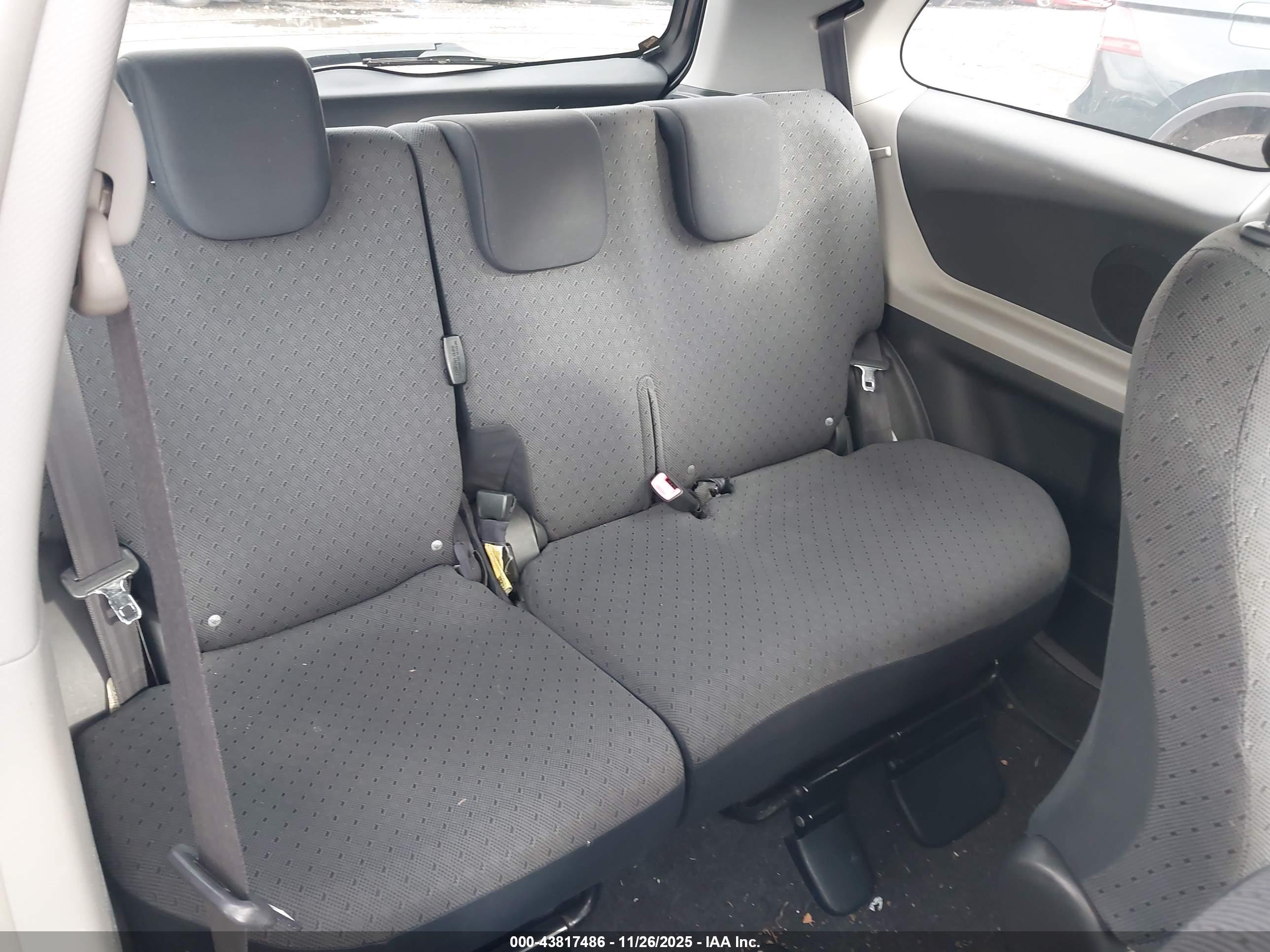 TOYOTA YARIS image 8