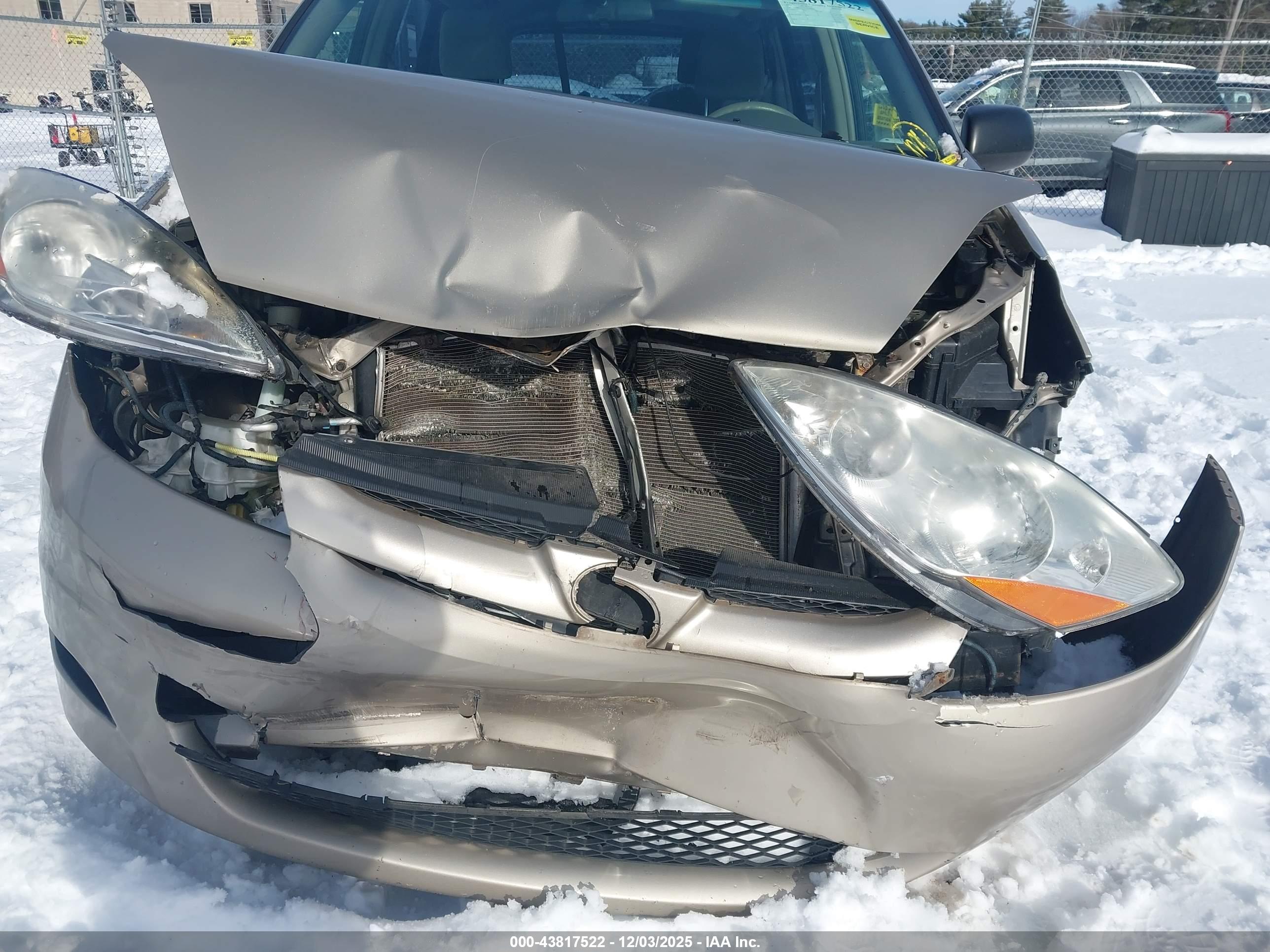 TOYOTA SIENNA image 6