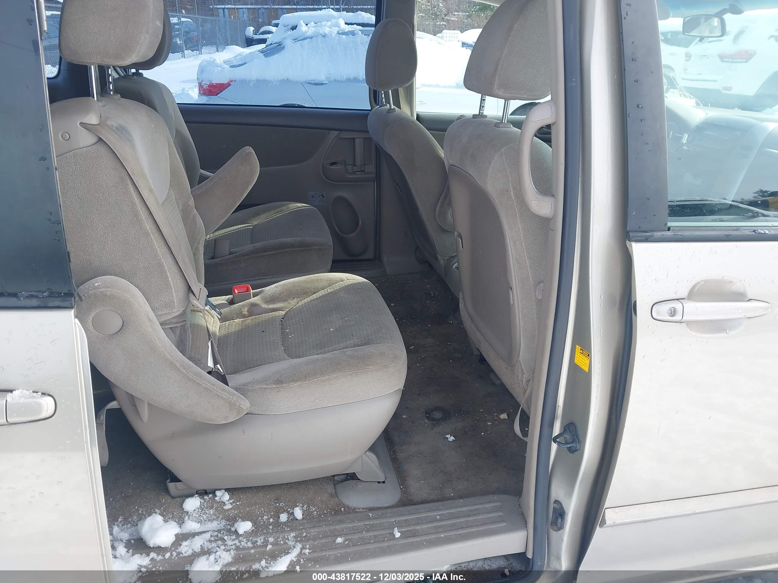 TOYOTA SIENNA image 8