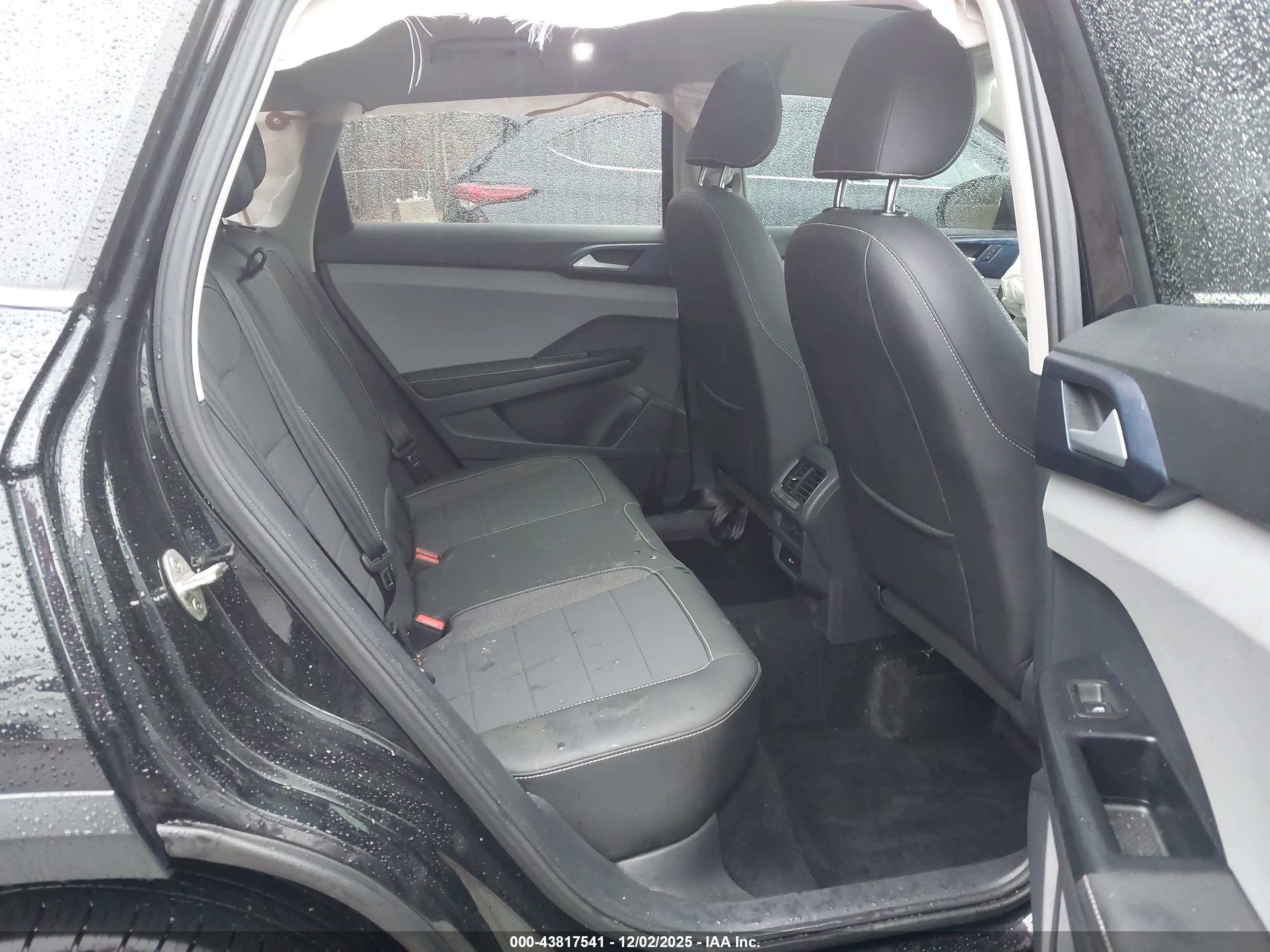 VOLKSWAGEN TAOS image 8