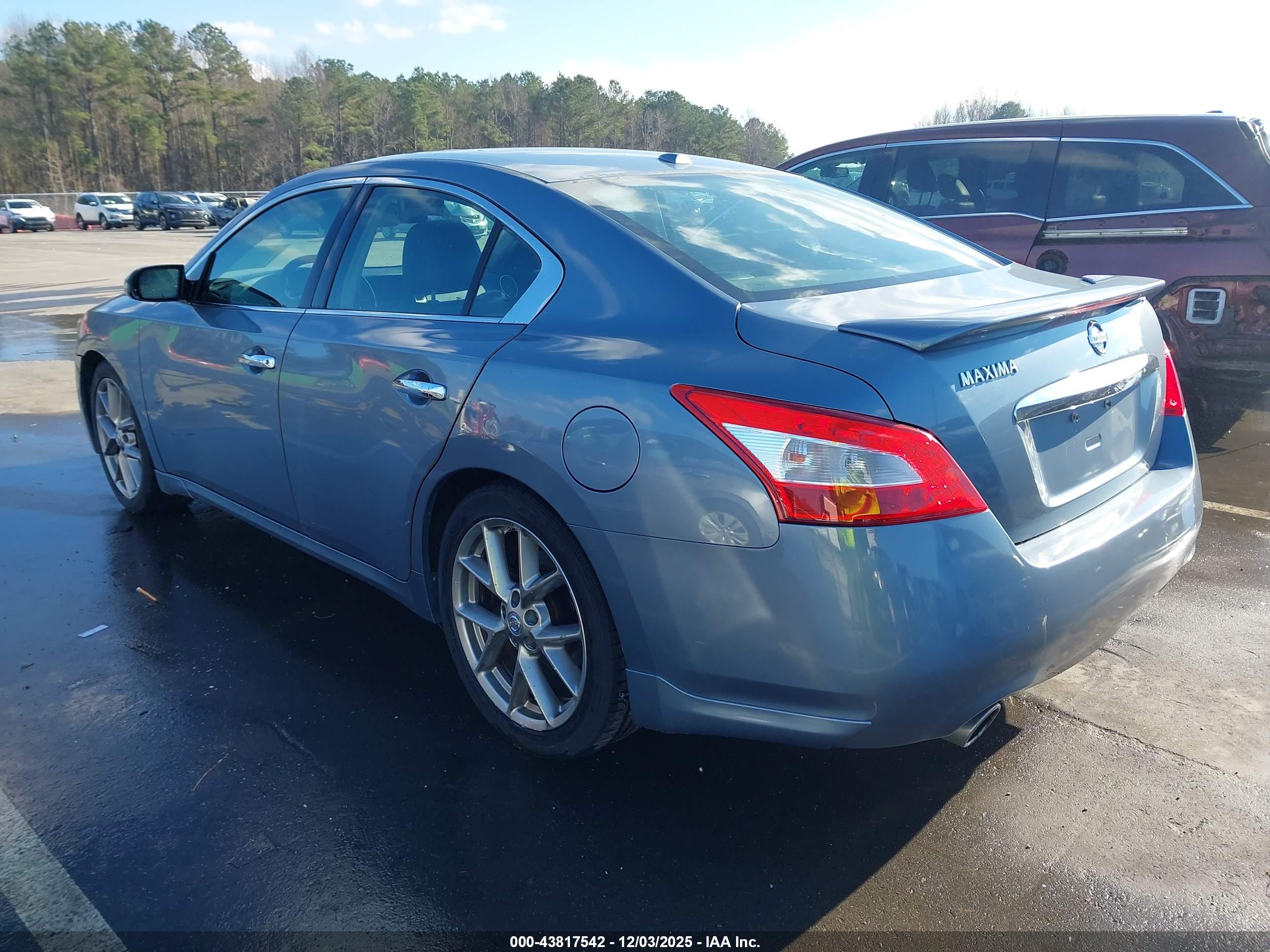 NISSAN MAXIMA image 3