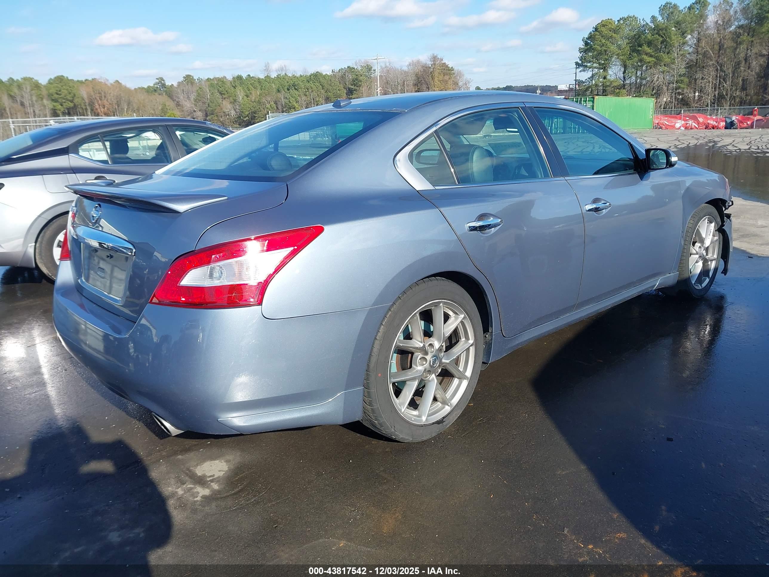 NISSAN MAXIMA image 4