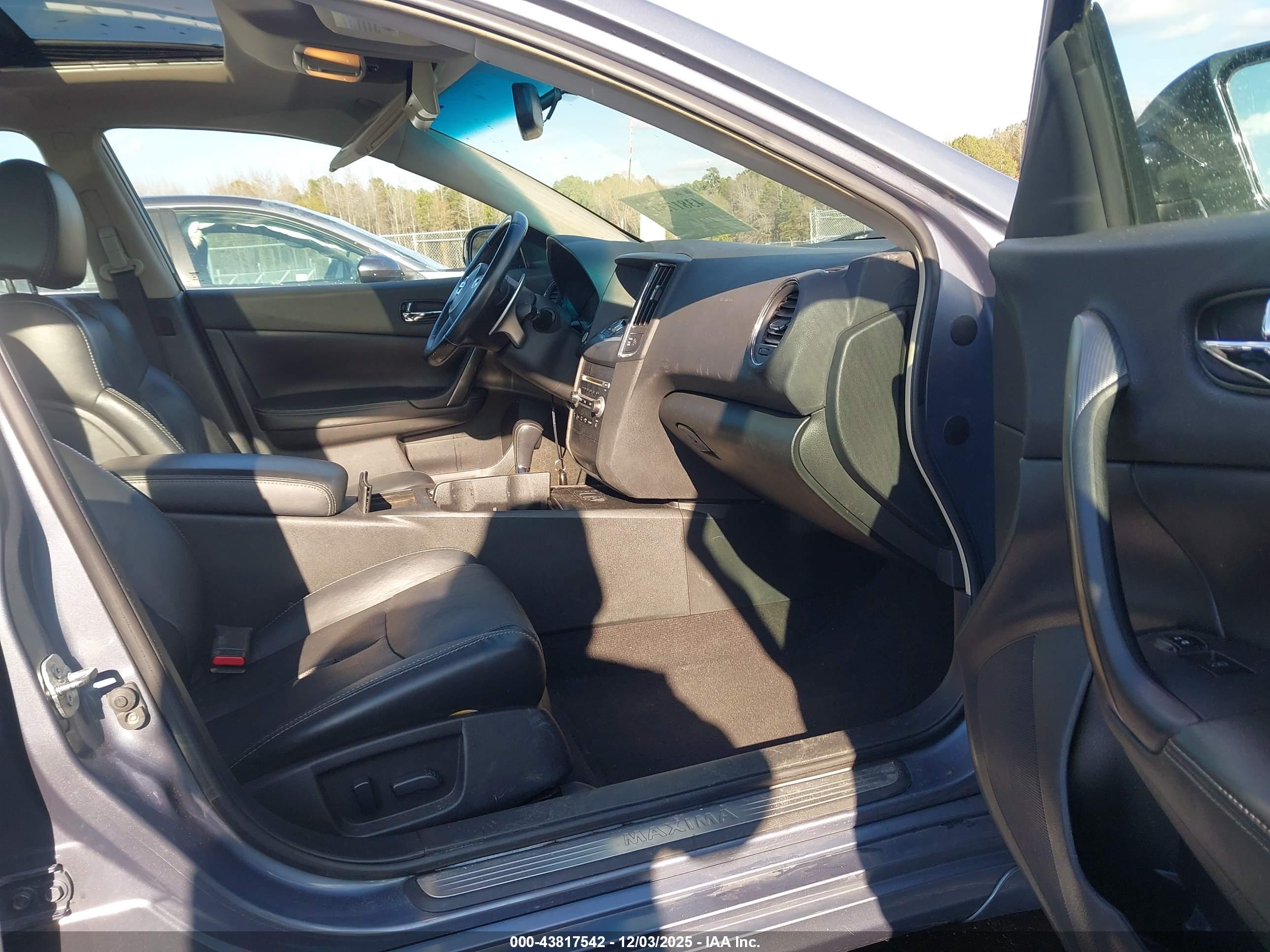 NISSAN MAXIMA image 5
