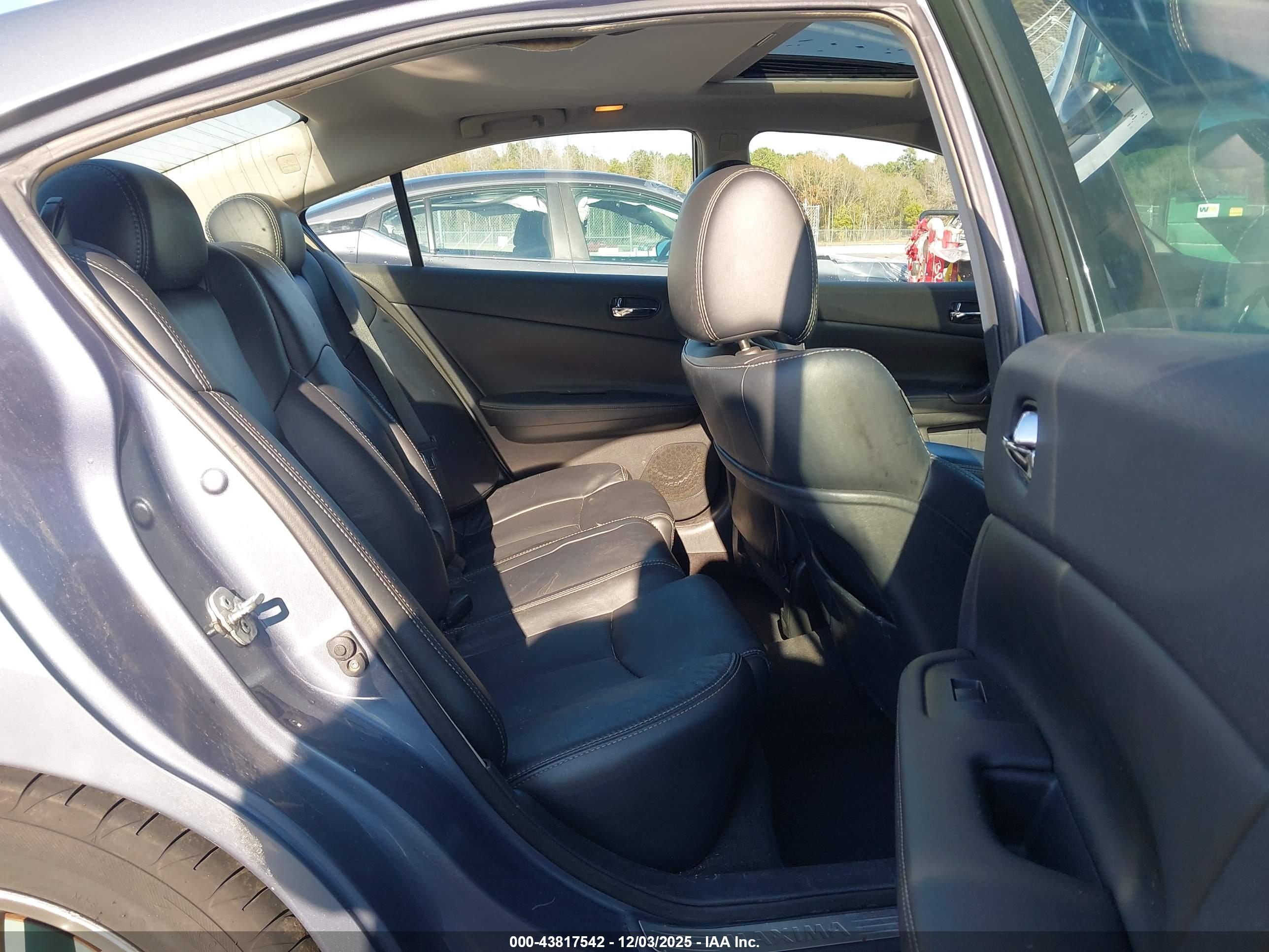 NISSAN MAXIMA image 8