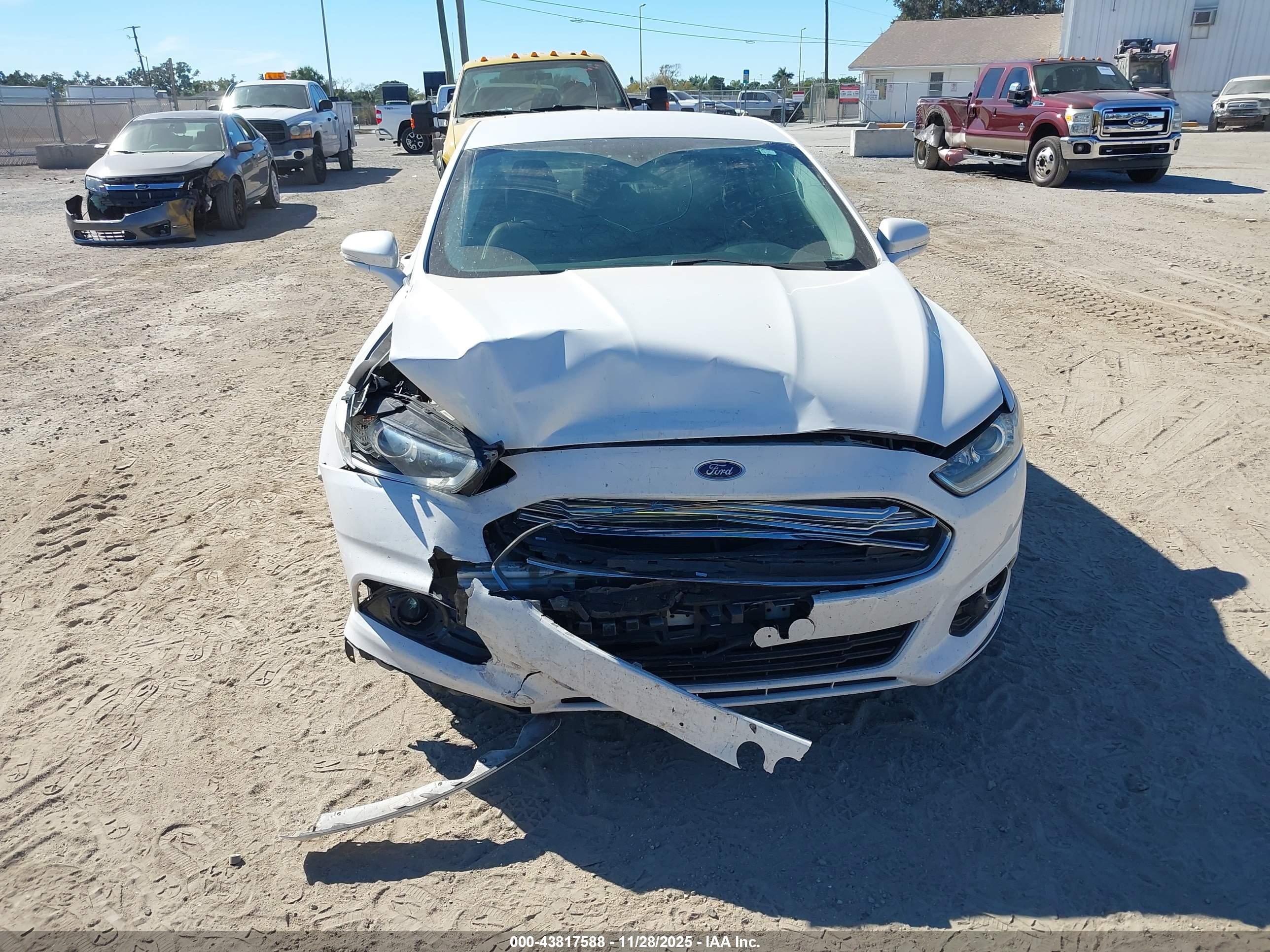 FORD FUSION image 6