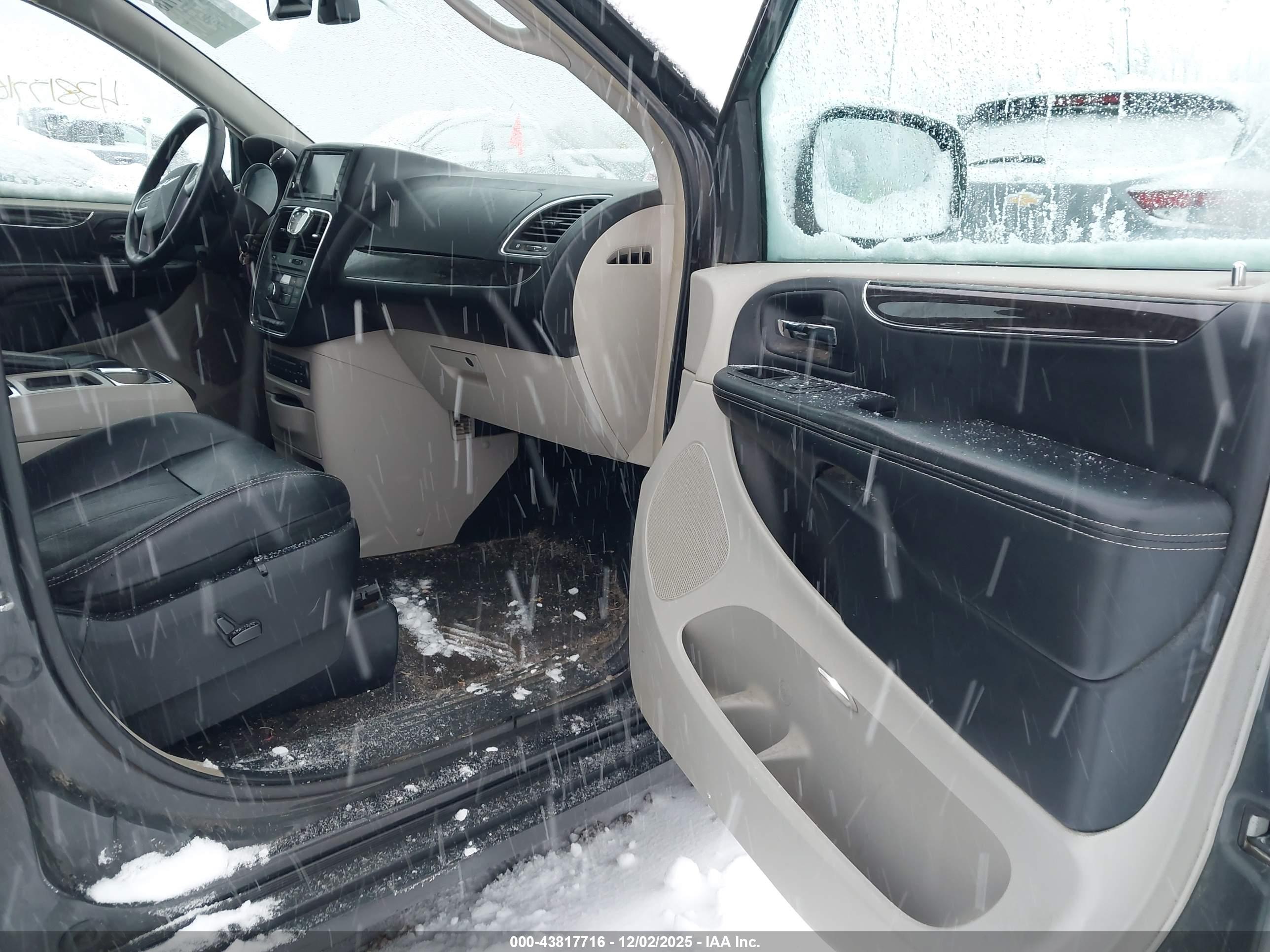 CHRYSLER TOWN image 5