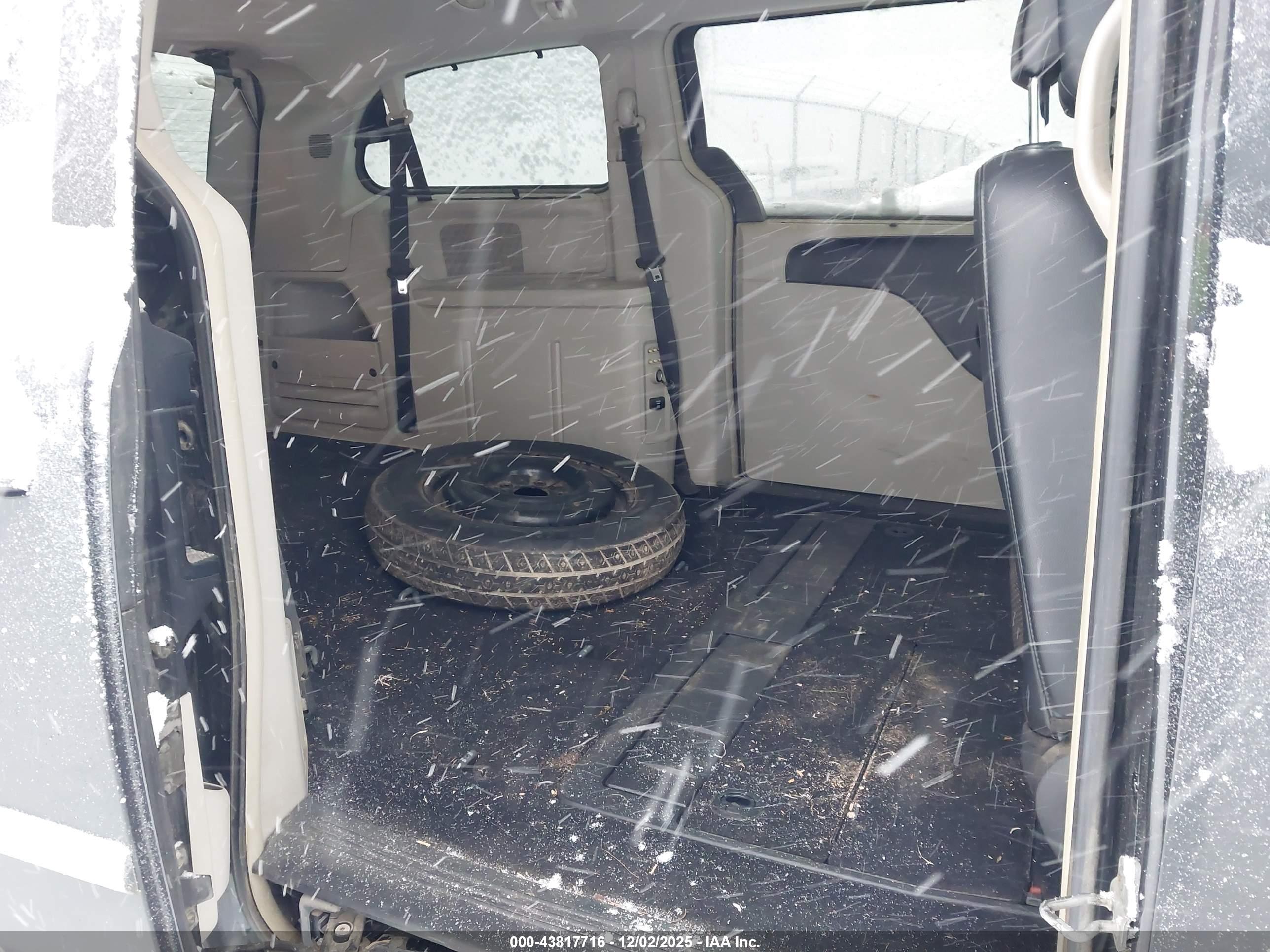CHRYSLER TOWN image 8