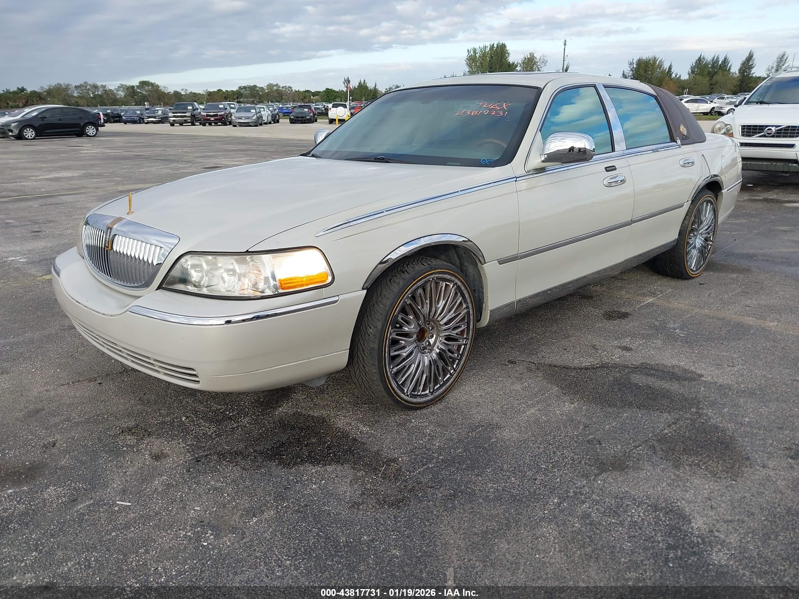 LINCOLN TOWN image 2