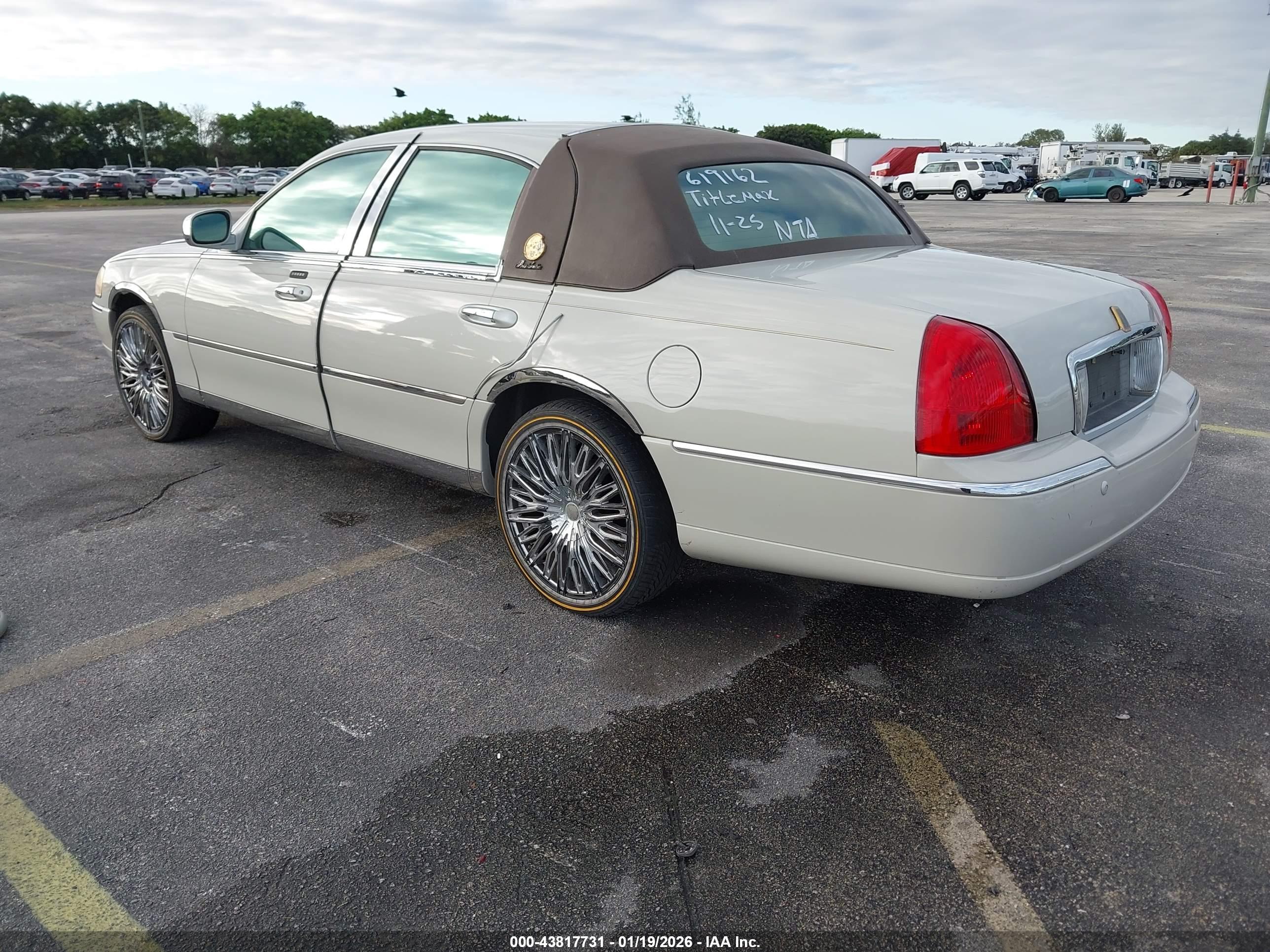 LINCOLN TOWN image 3