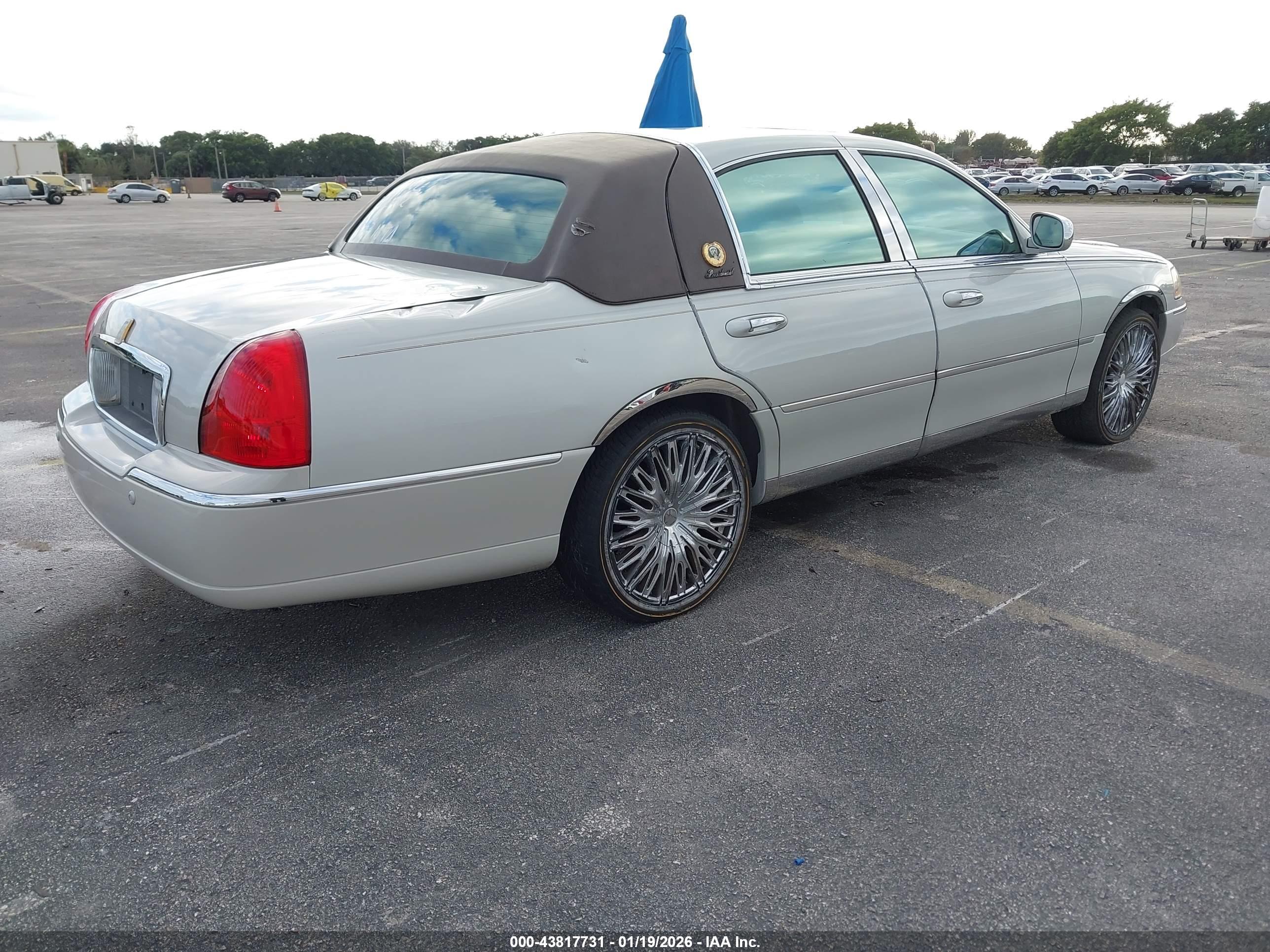 LINCOLN TOWN image 4