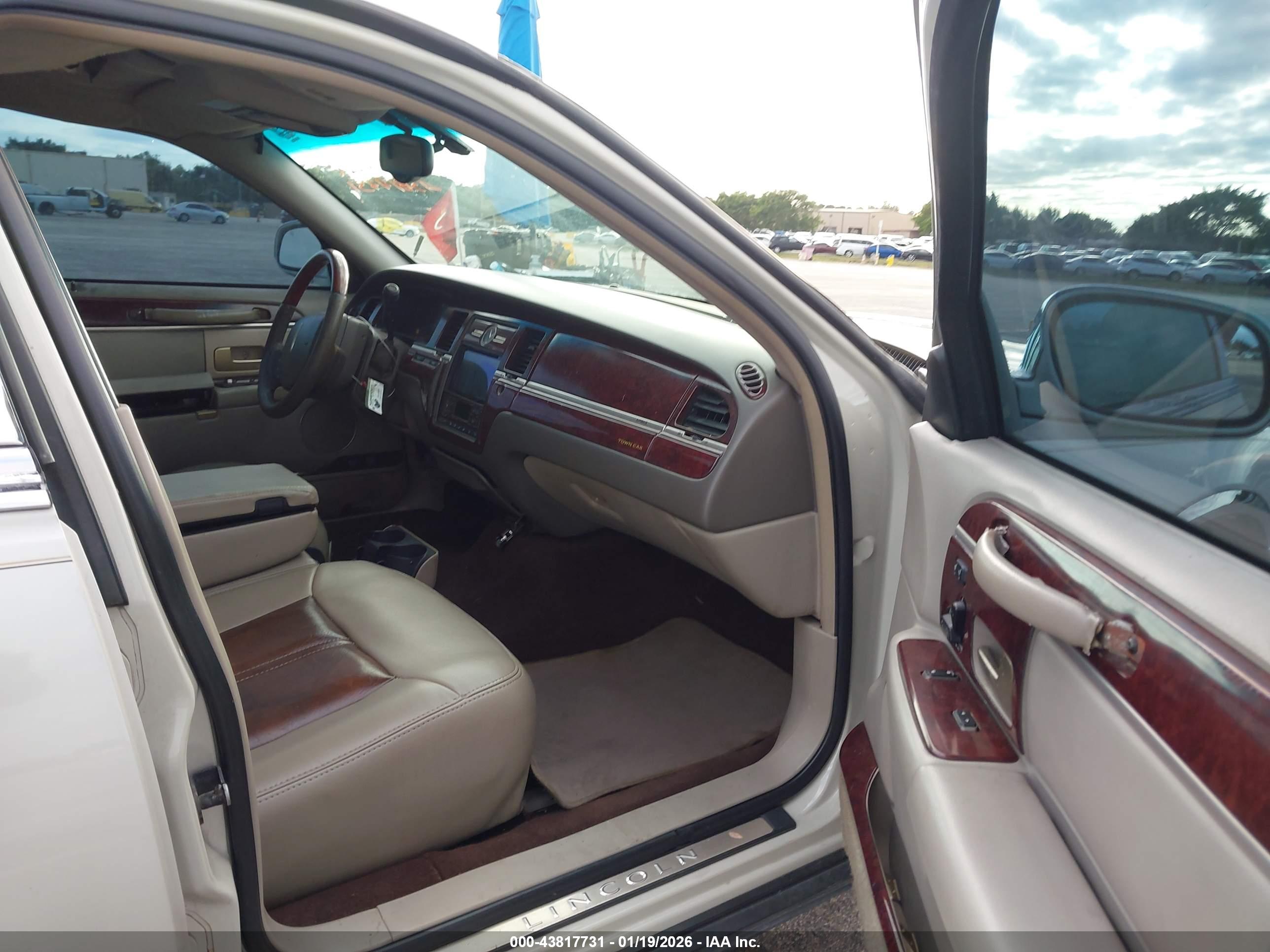 LINCOLN TOWN image 5