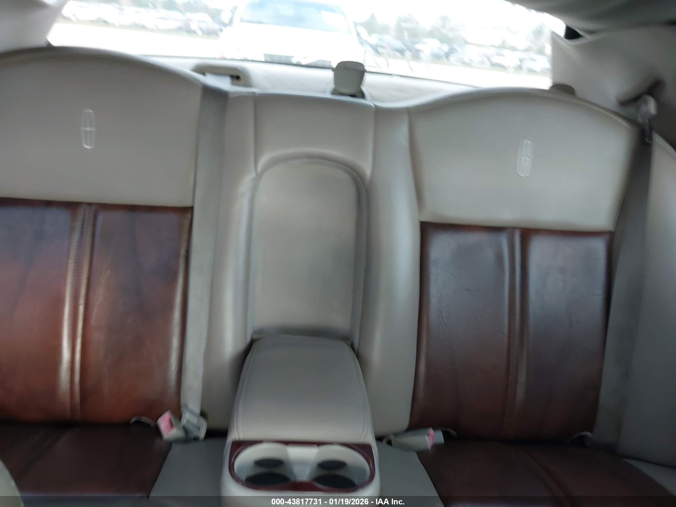 LINCOLN TOWN image 8