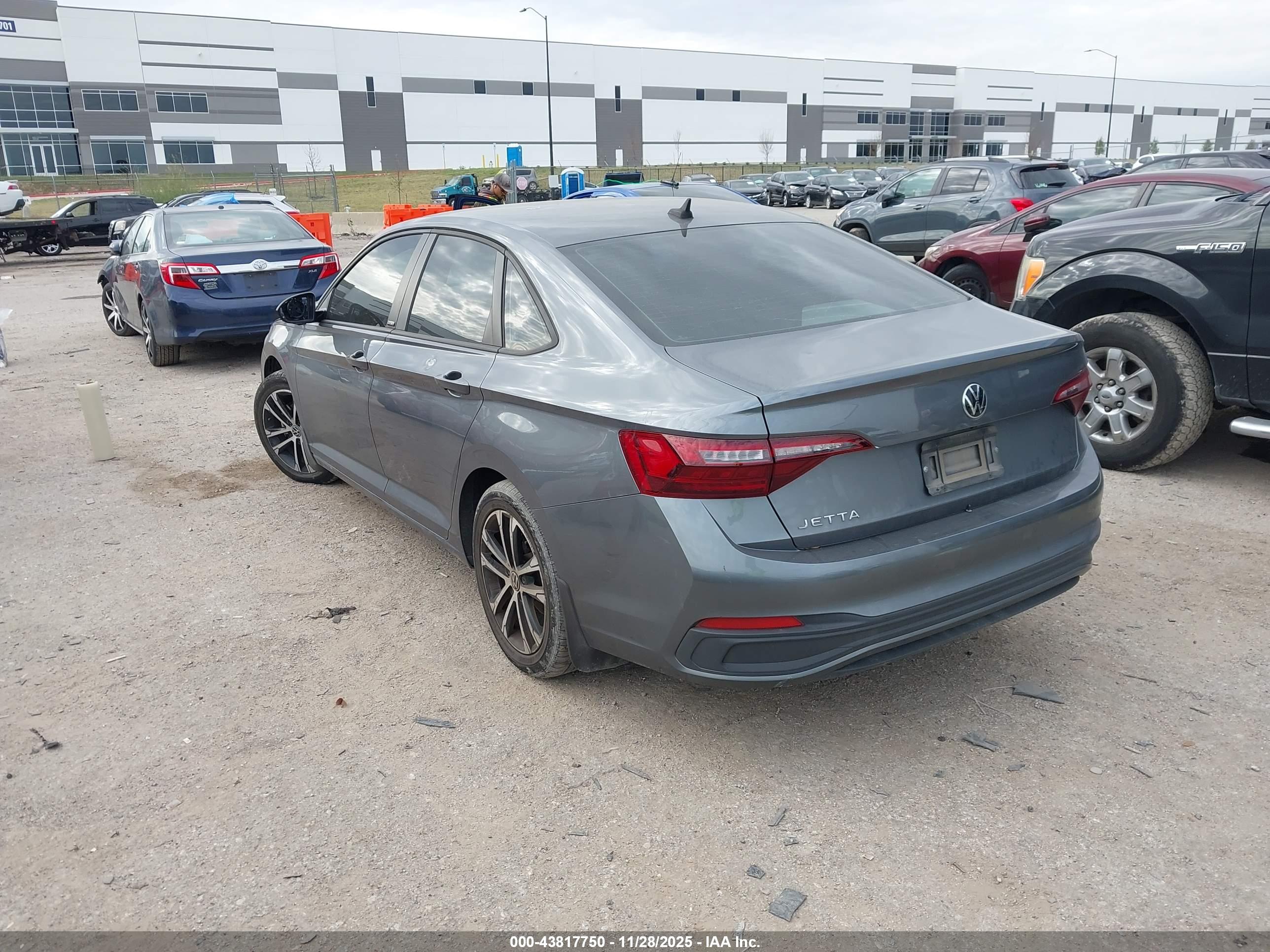 VOLKSWAGEN JETTA image 3