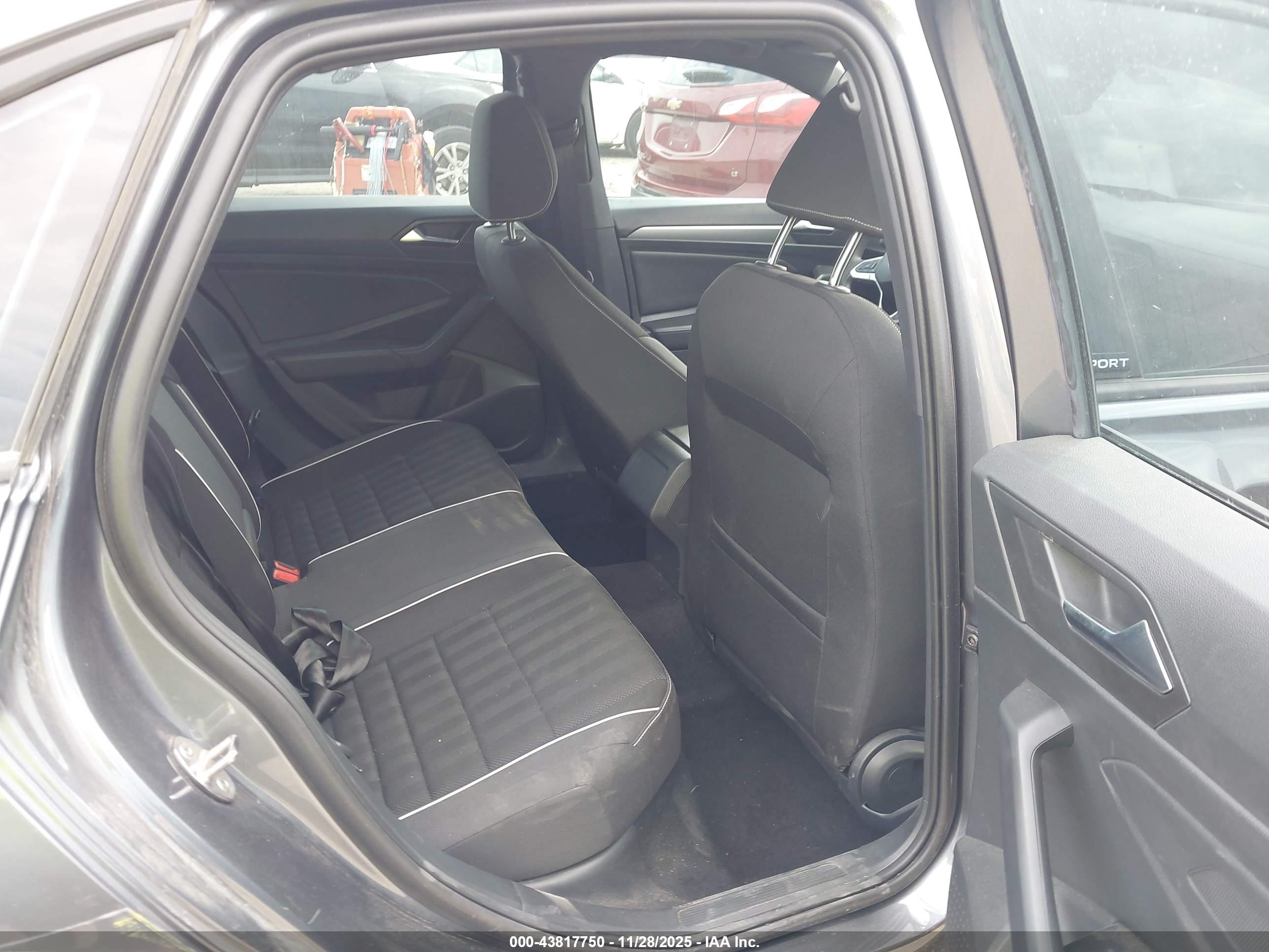VOLKSWAGEN JETTA image 8