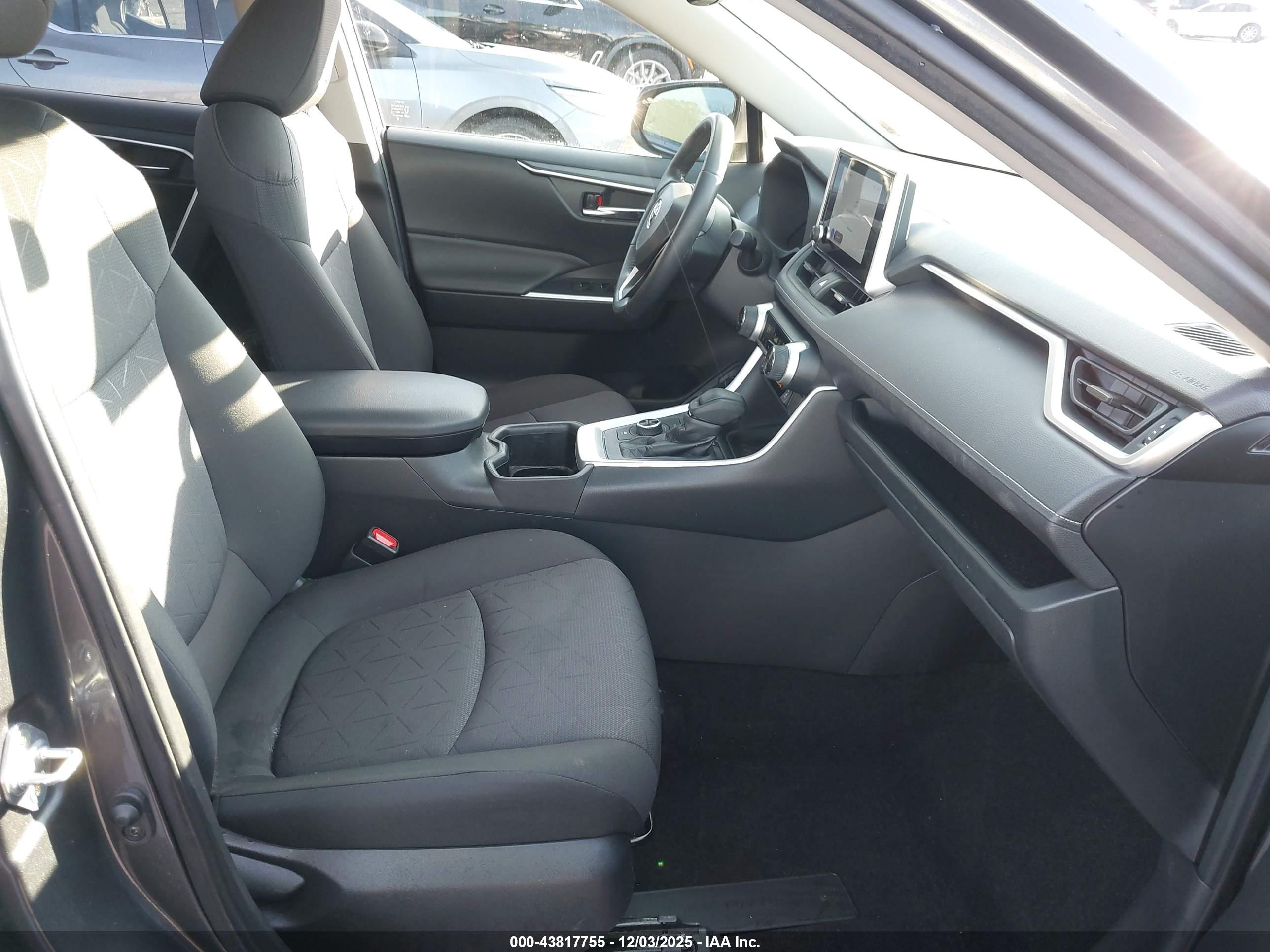 TOYOTA RAV4 image 5