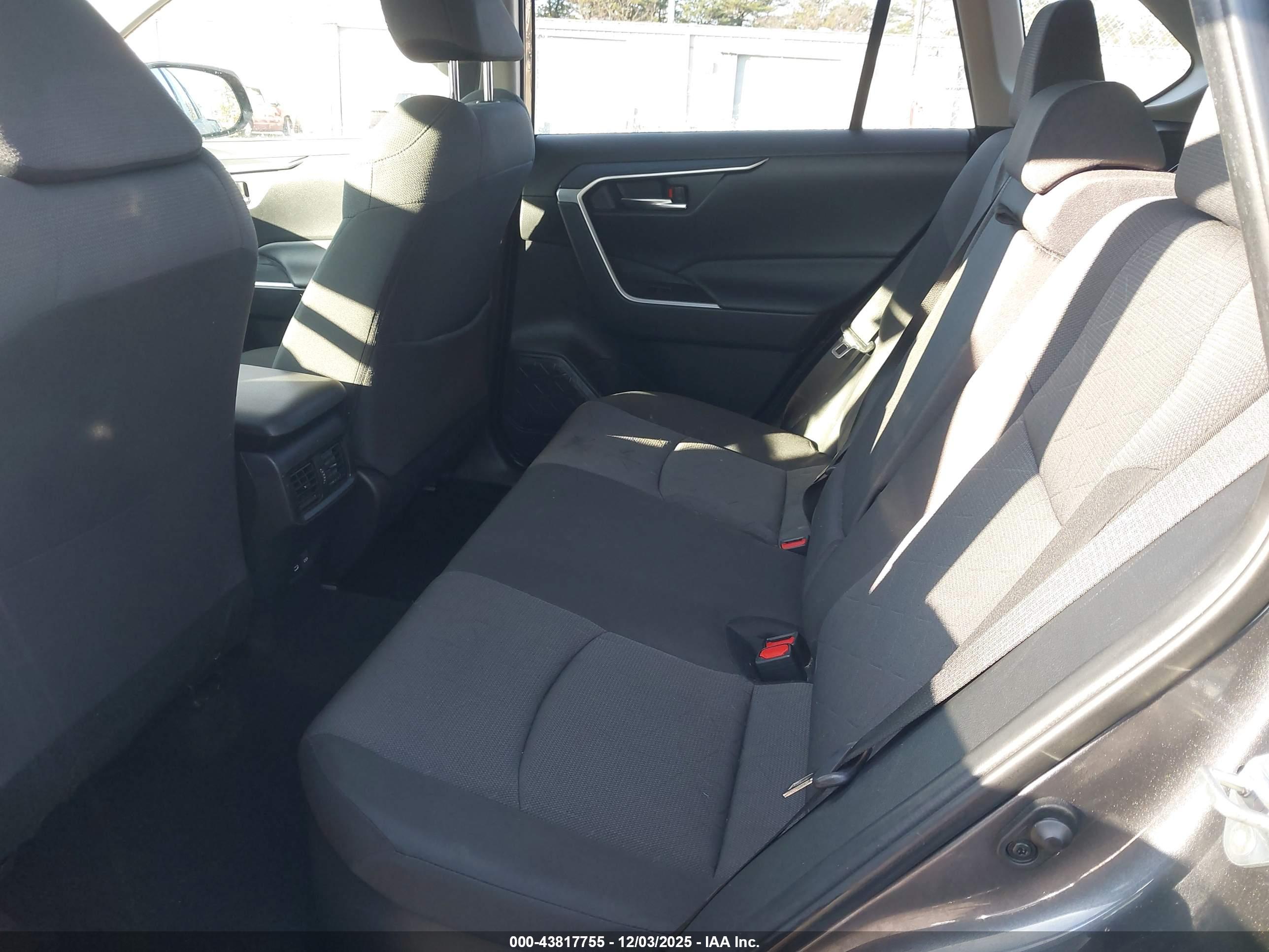 TOYOTA RAV4 image 8
