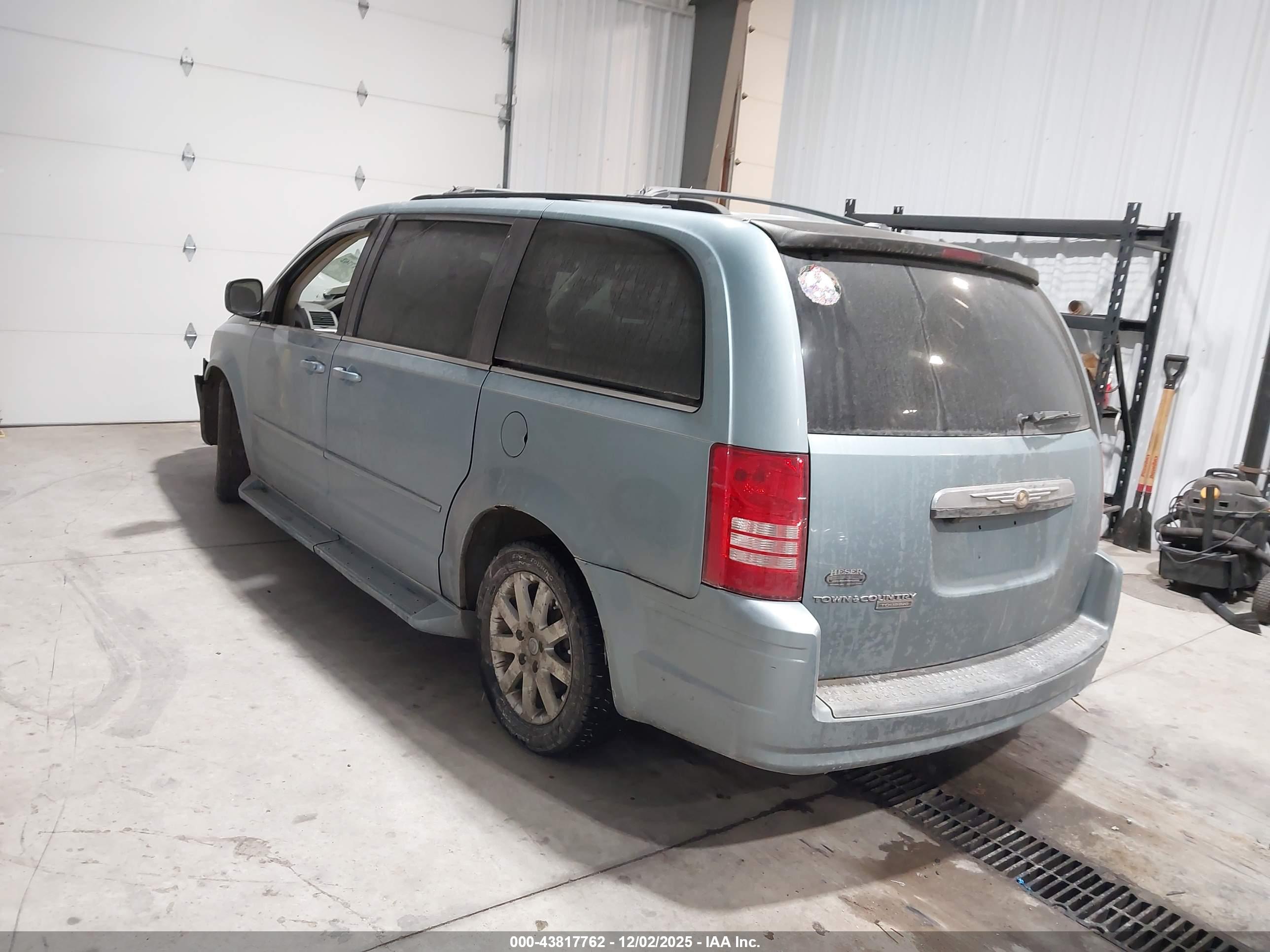 CHRYSLER TOWN image 3