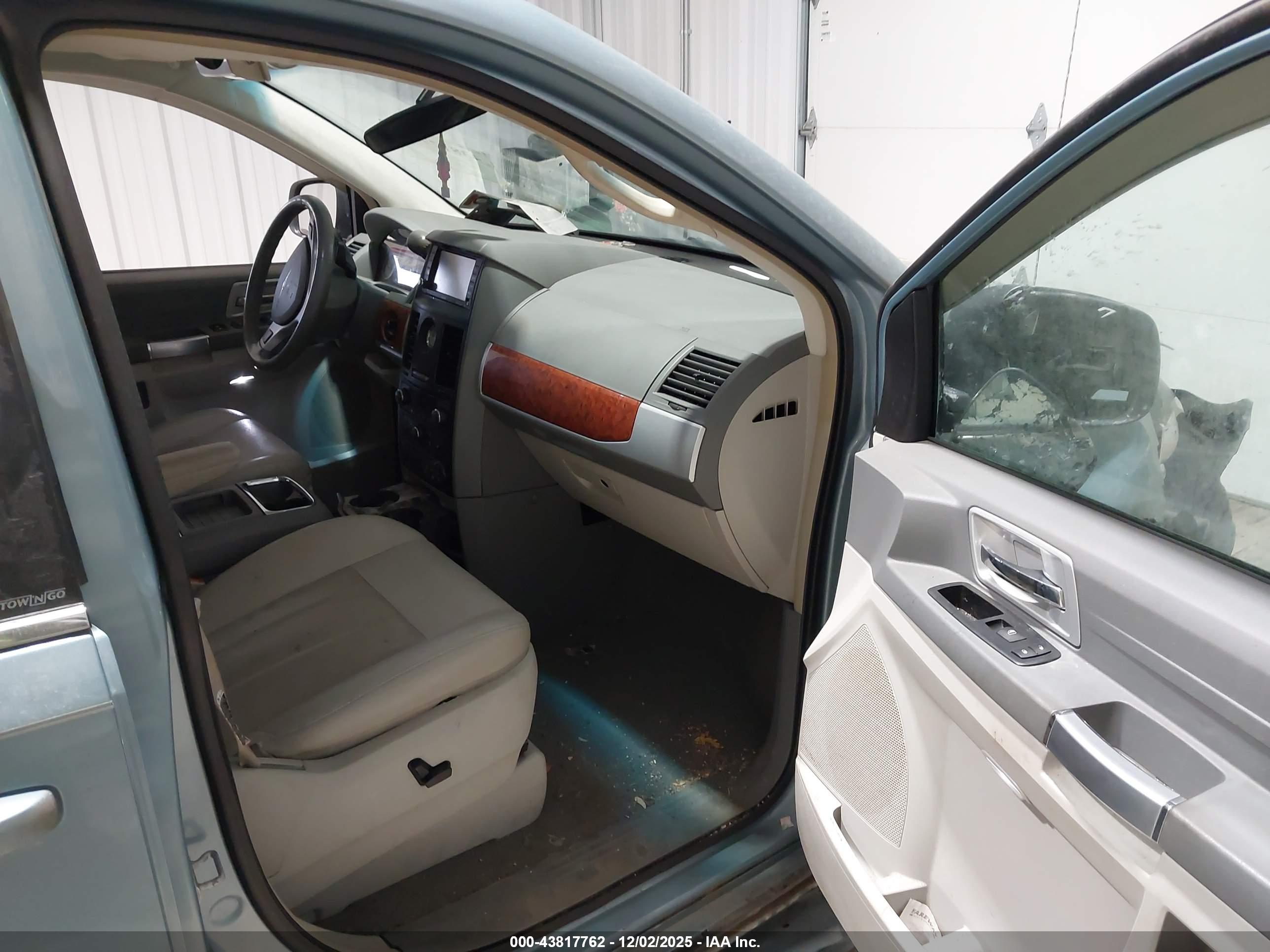 CHRYSLER TOWN image 5