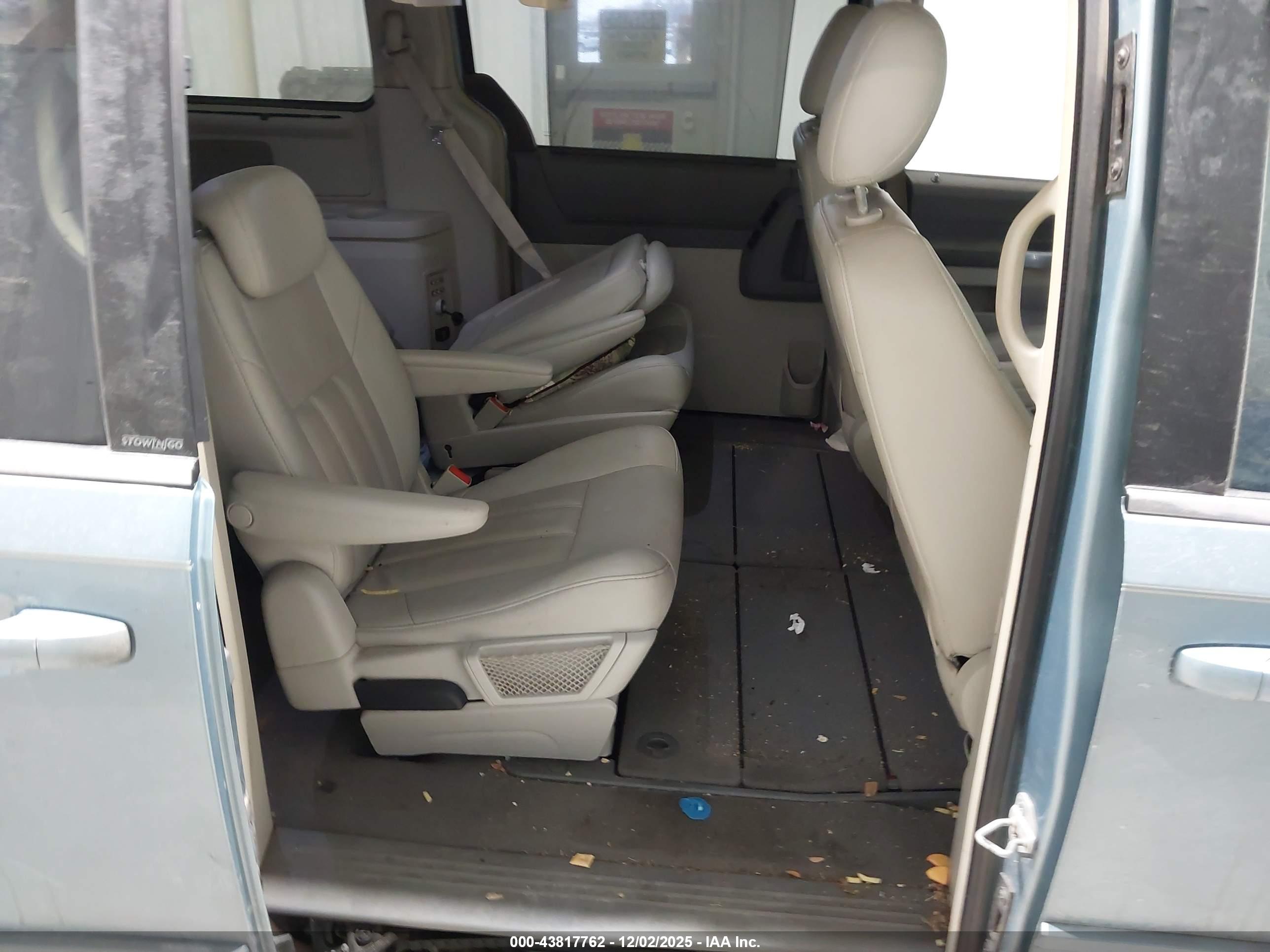CHRYSLER TOWN image 8
