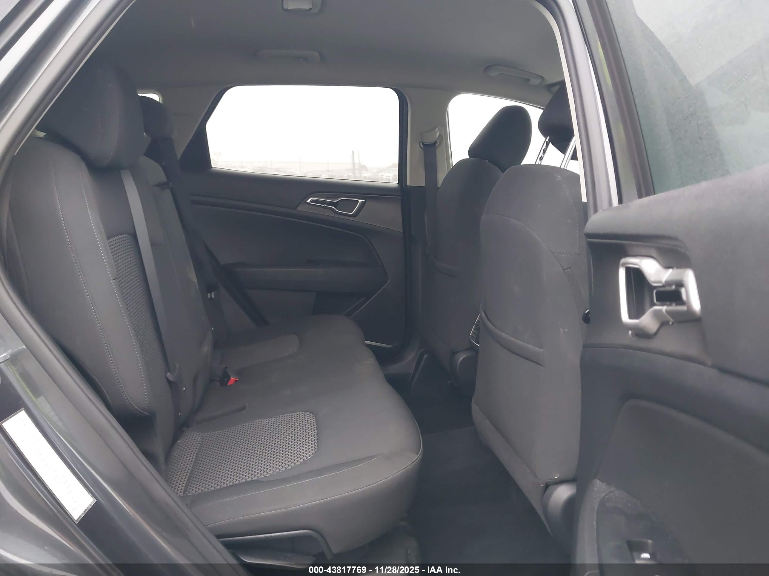 KIA SPORTAGE image 8
