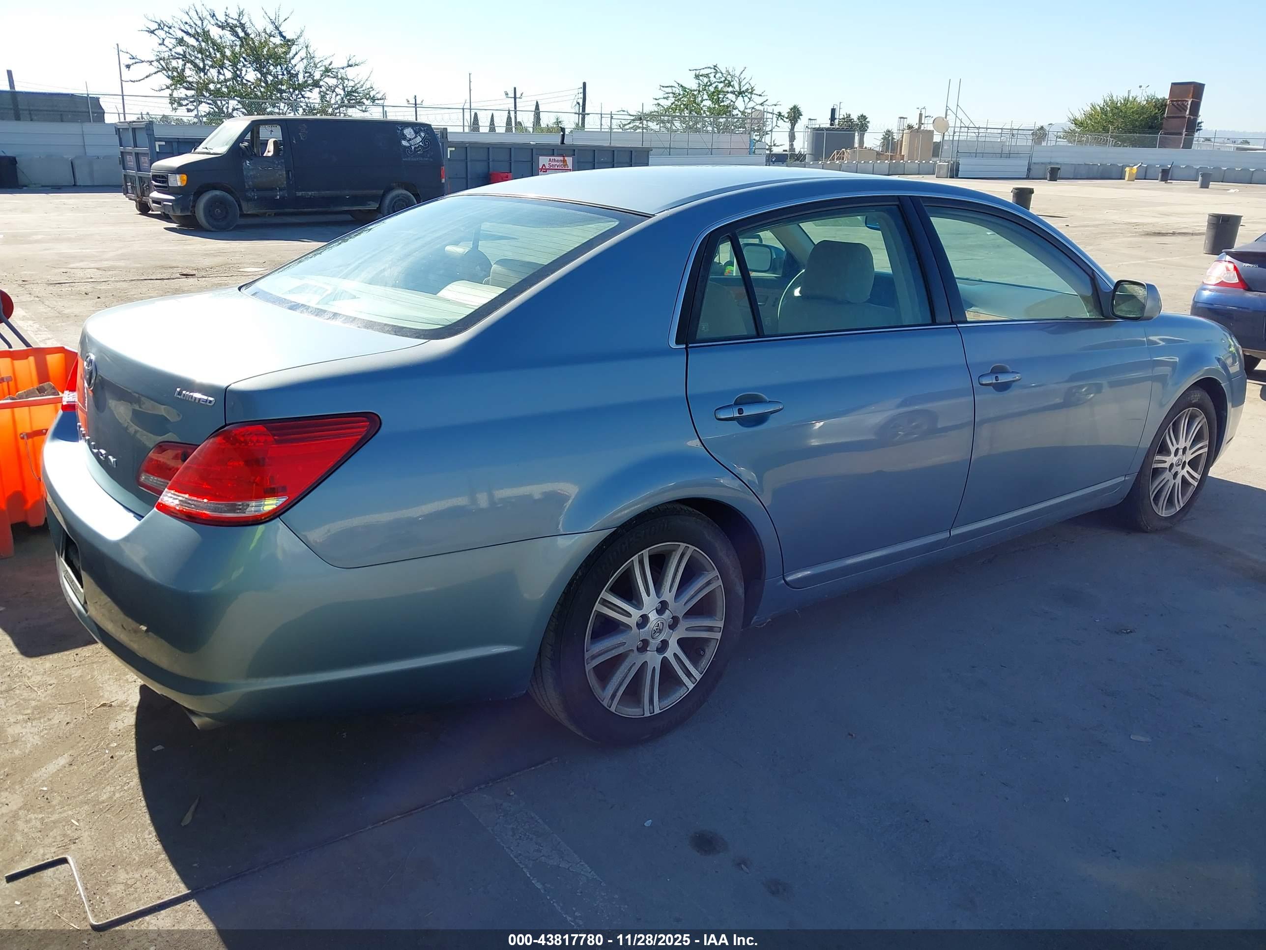 TOYOTA AVALON image 4