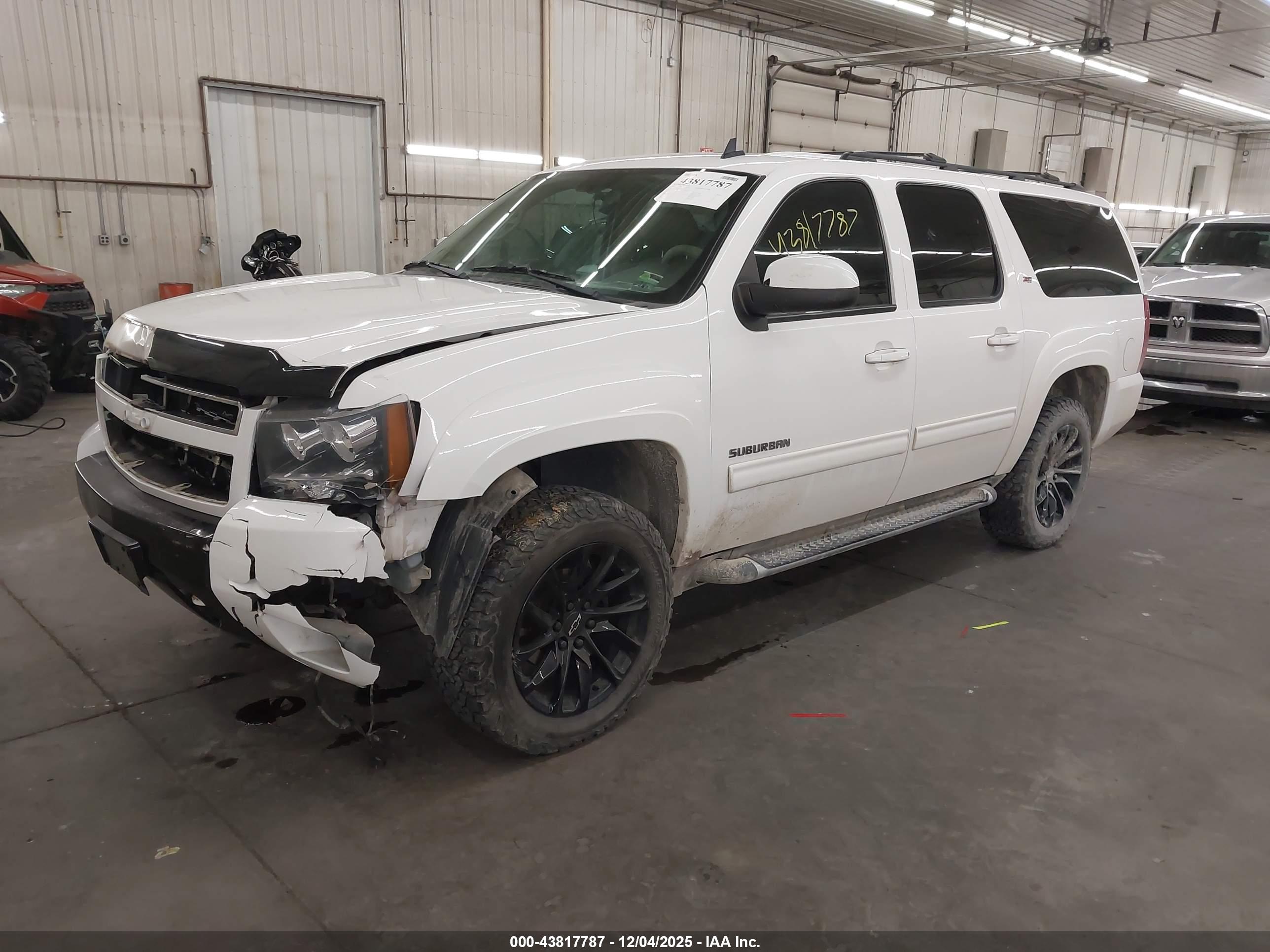 CHEVROLET SUBURBAN image 2