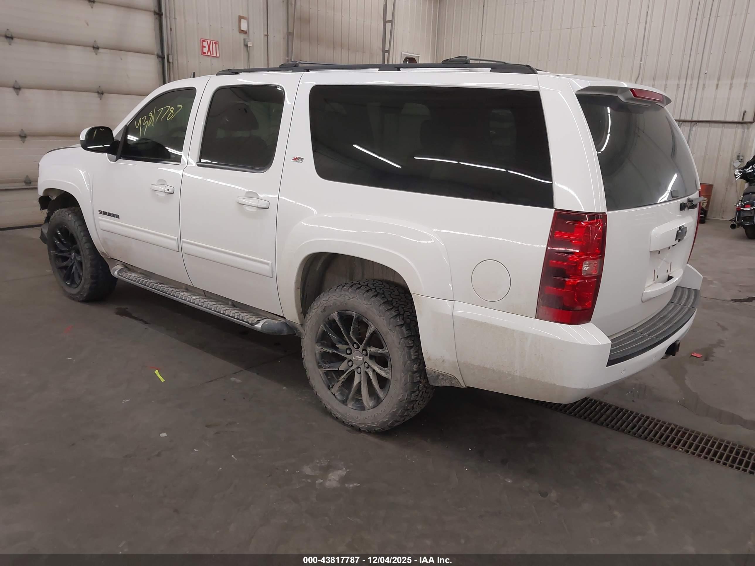 CHEVROLET SUBURBAN image 3