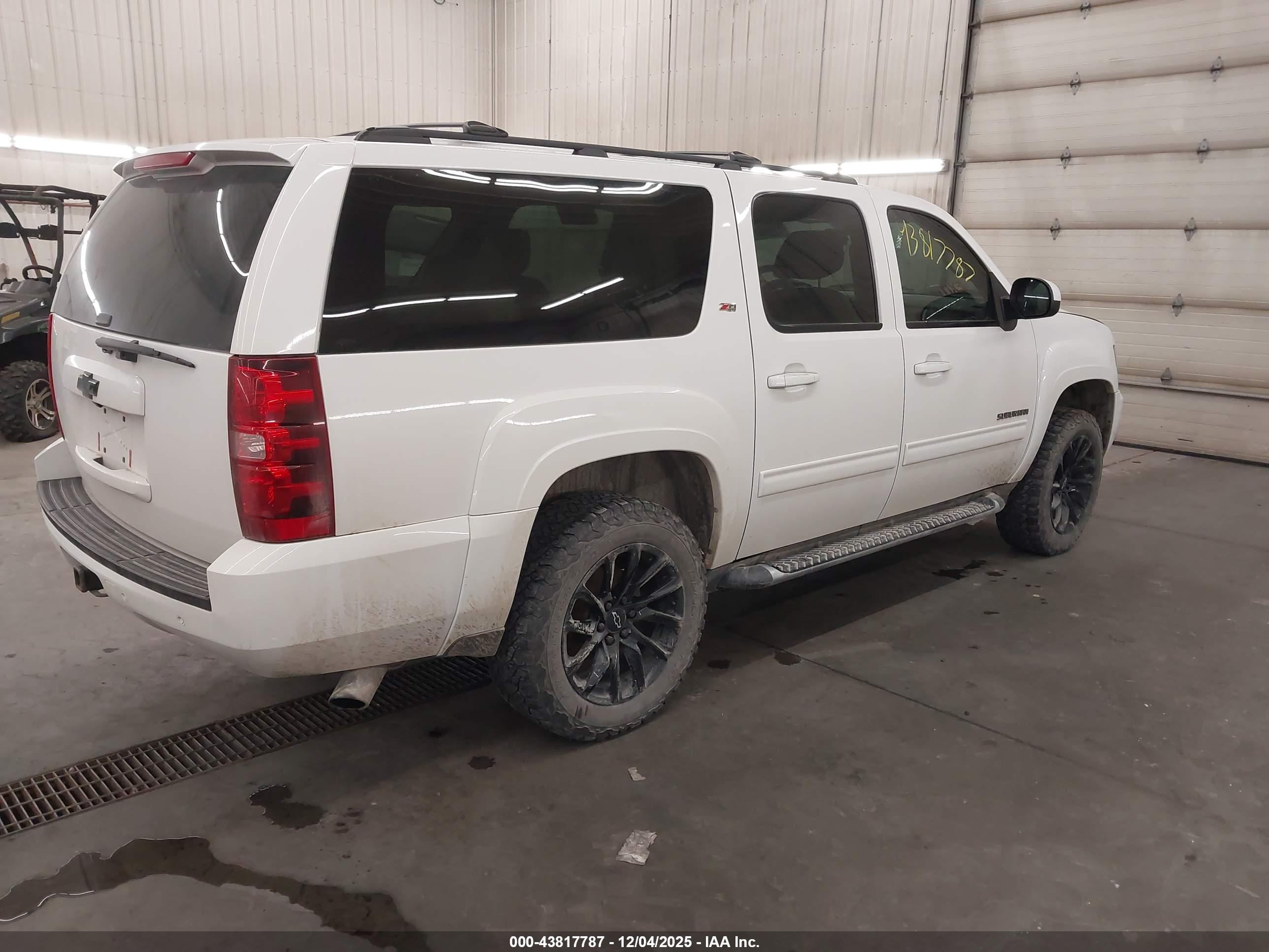 CHEVROLET SUBURBAN image 4