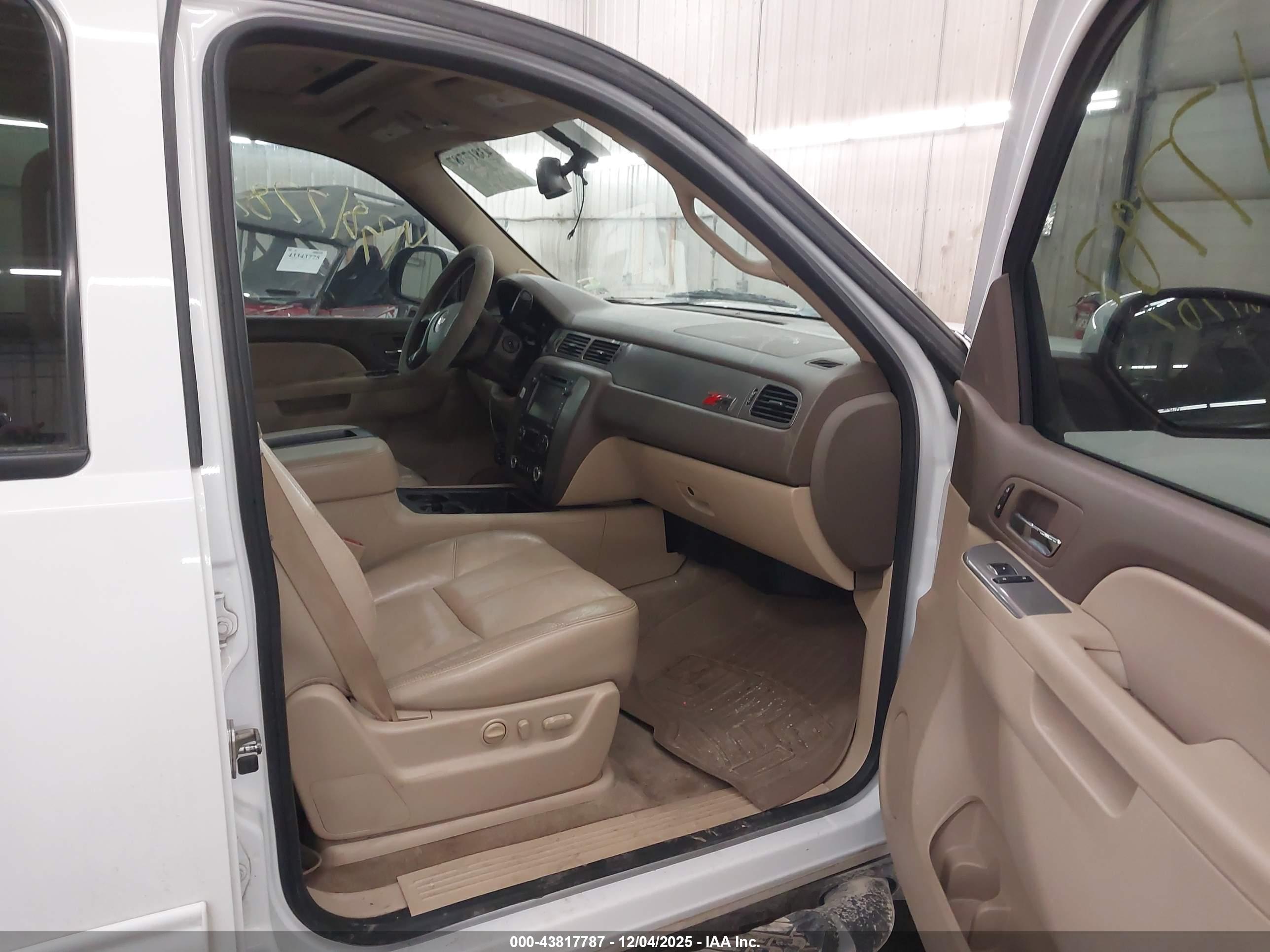 CHEVROLET SUBURBAN image 5