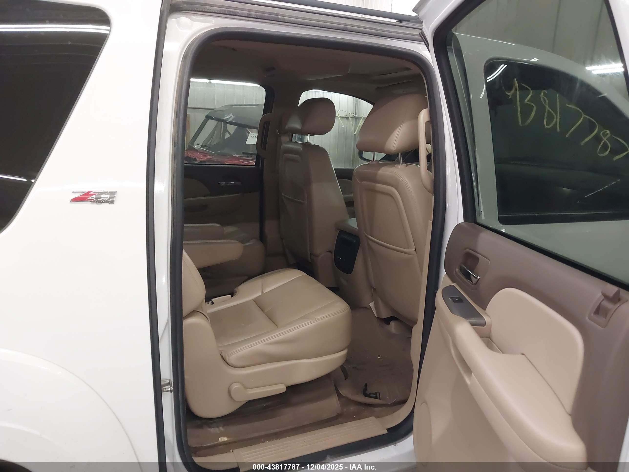 CHEVROLET SUBURBAN image 8