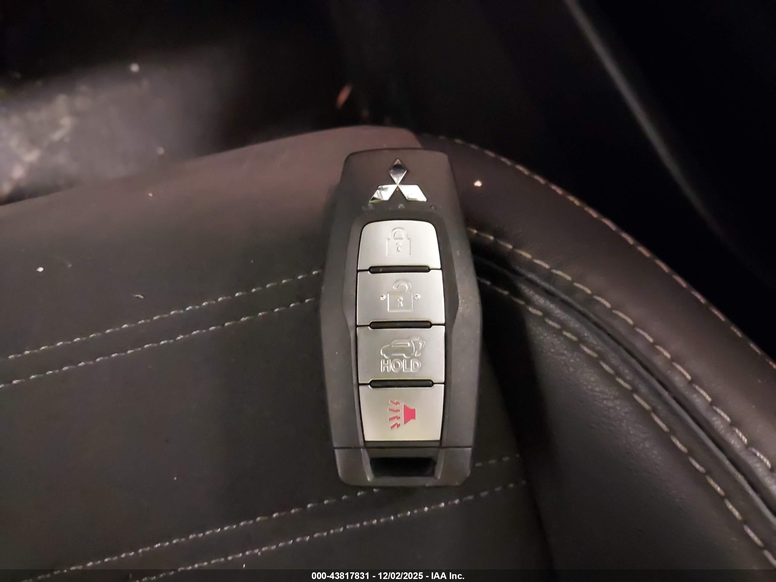MITSUBISHI OUTLANDER image 11