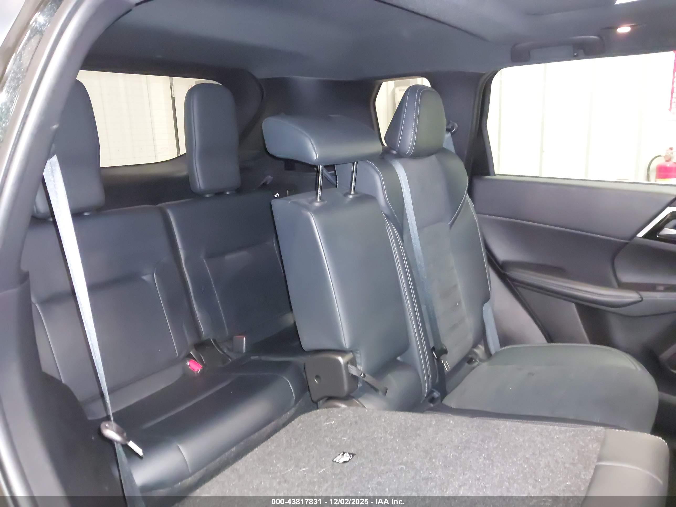 MITSUBISHI OUTLANDER image 8