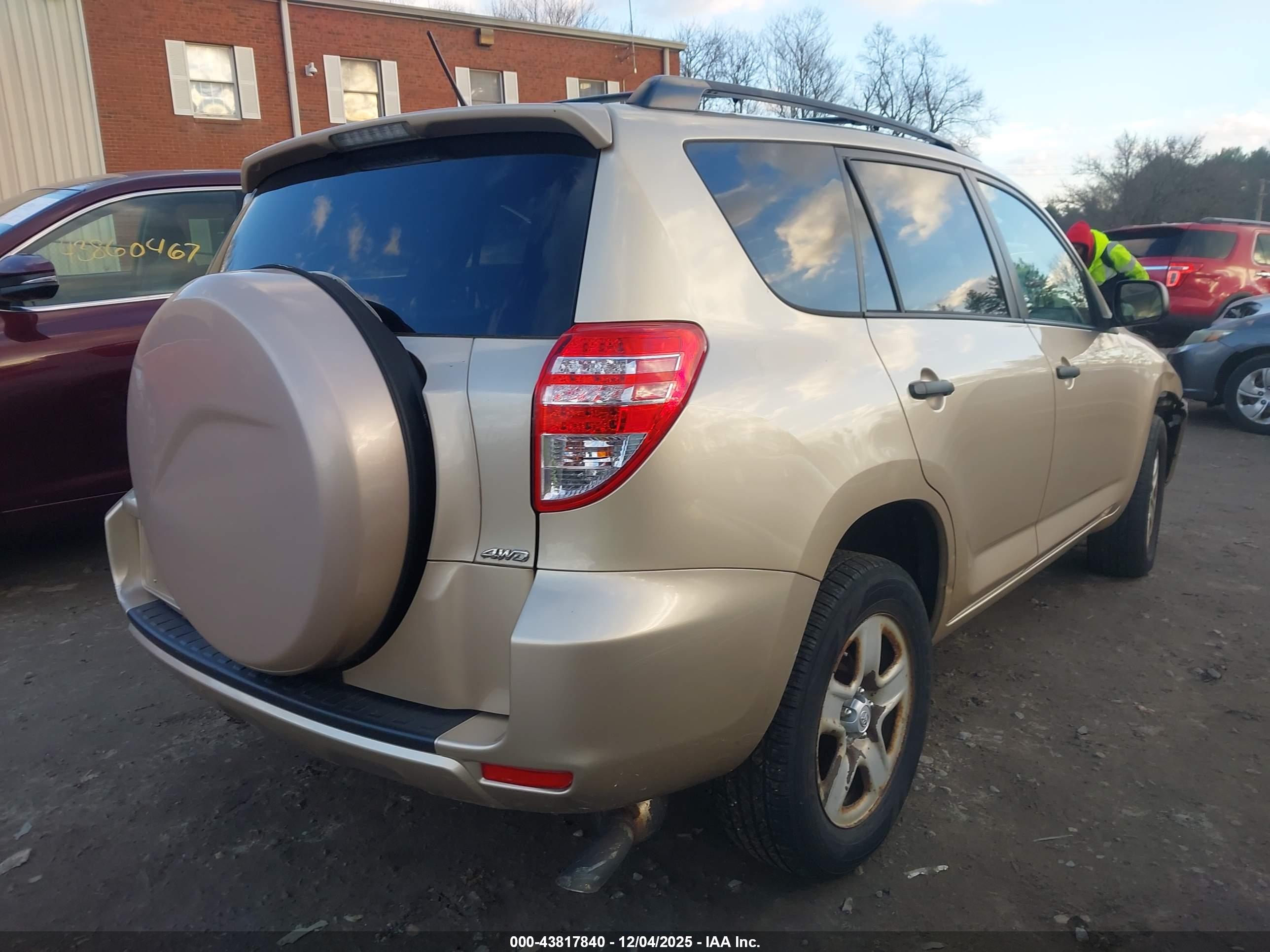 TOYOTA RAV4 image 4