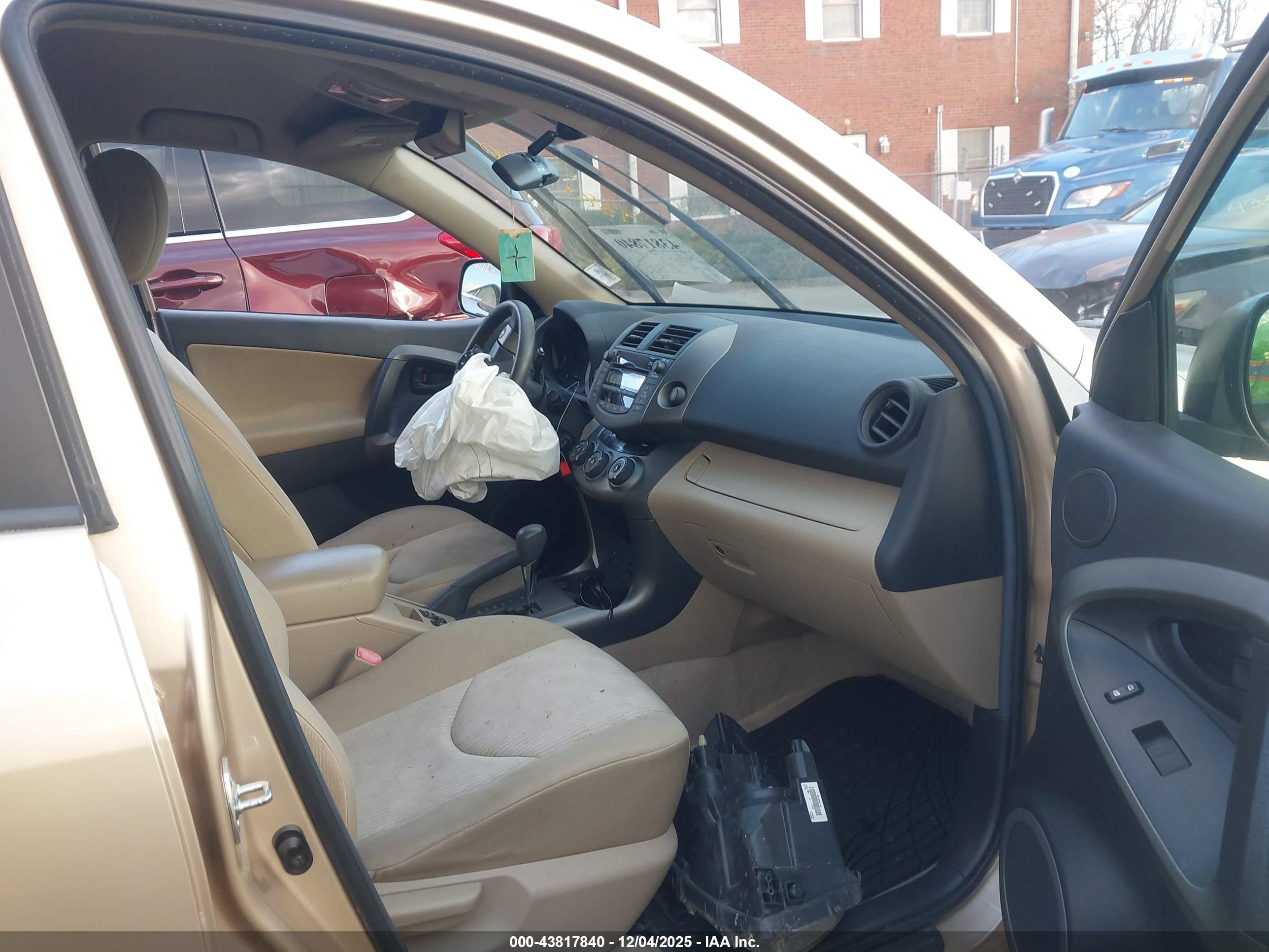 TOYOTA RAV4 image 5