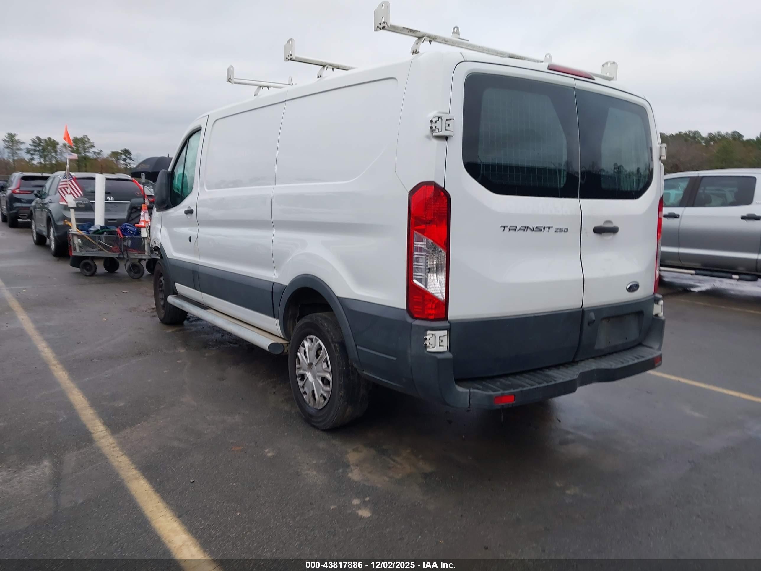 FORD TRANSIT-250 image 3