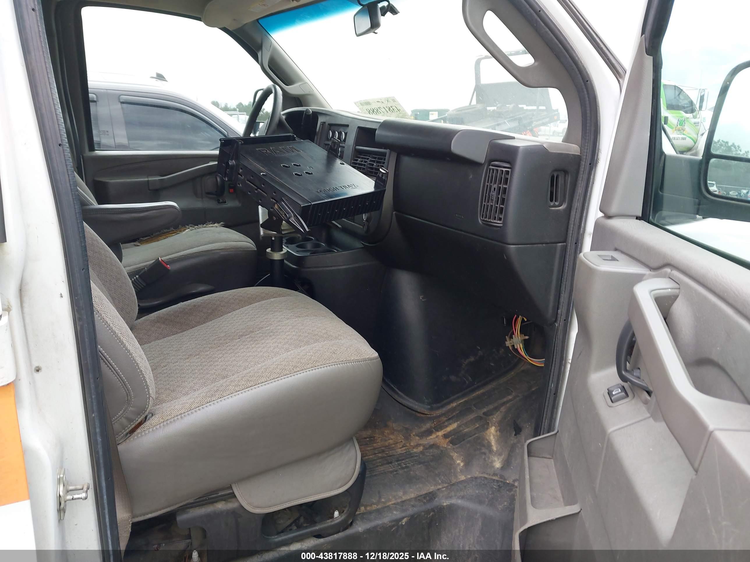 CHEVROLET EXPRESS image 5