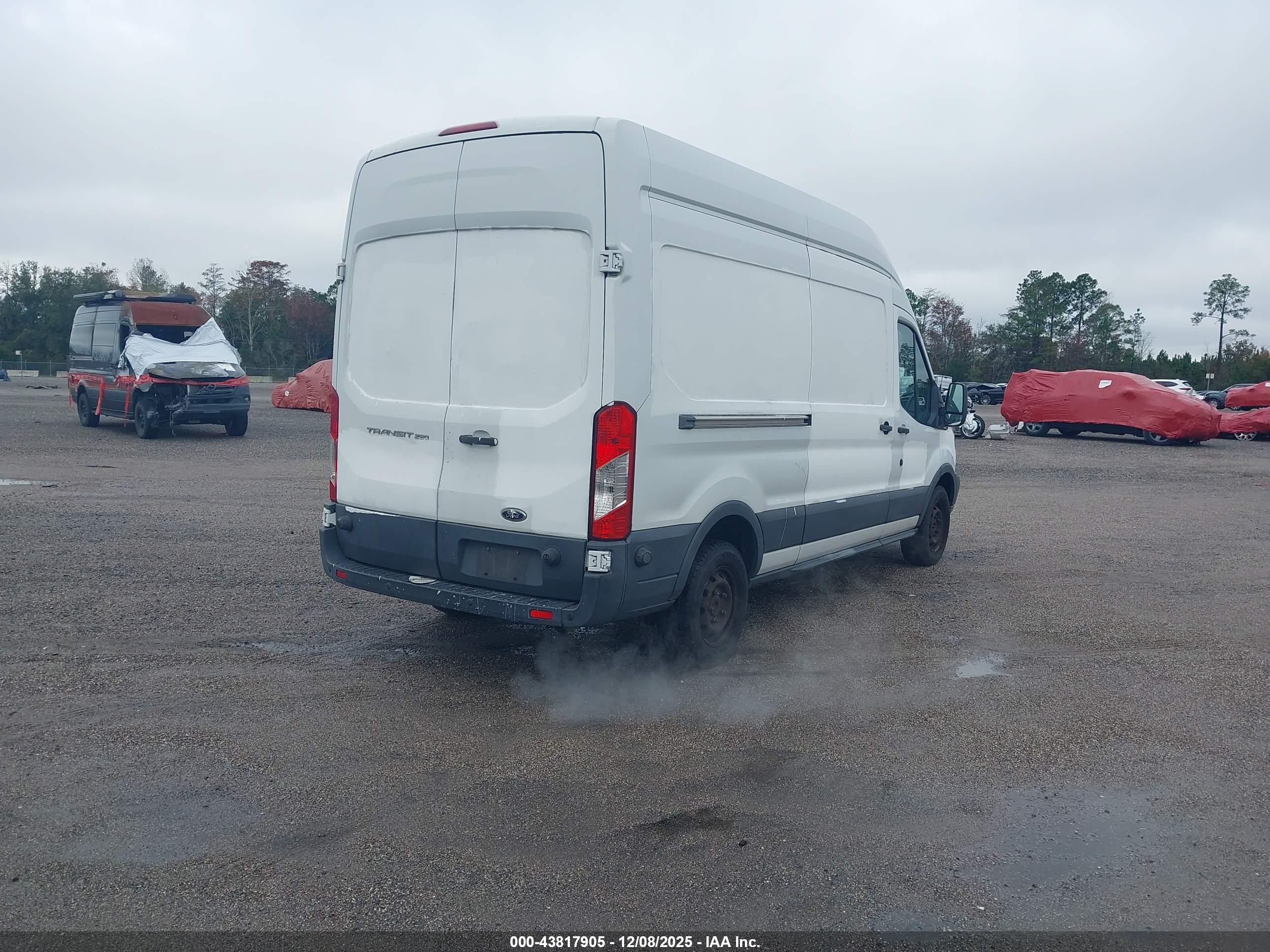 FORD TRANSIT-250 image 4