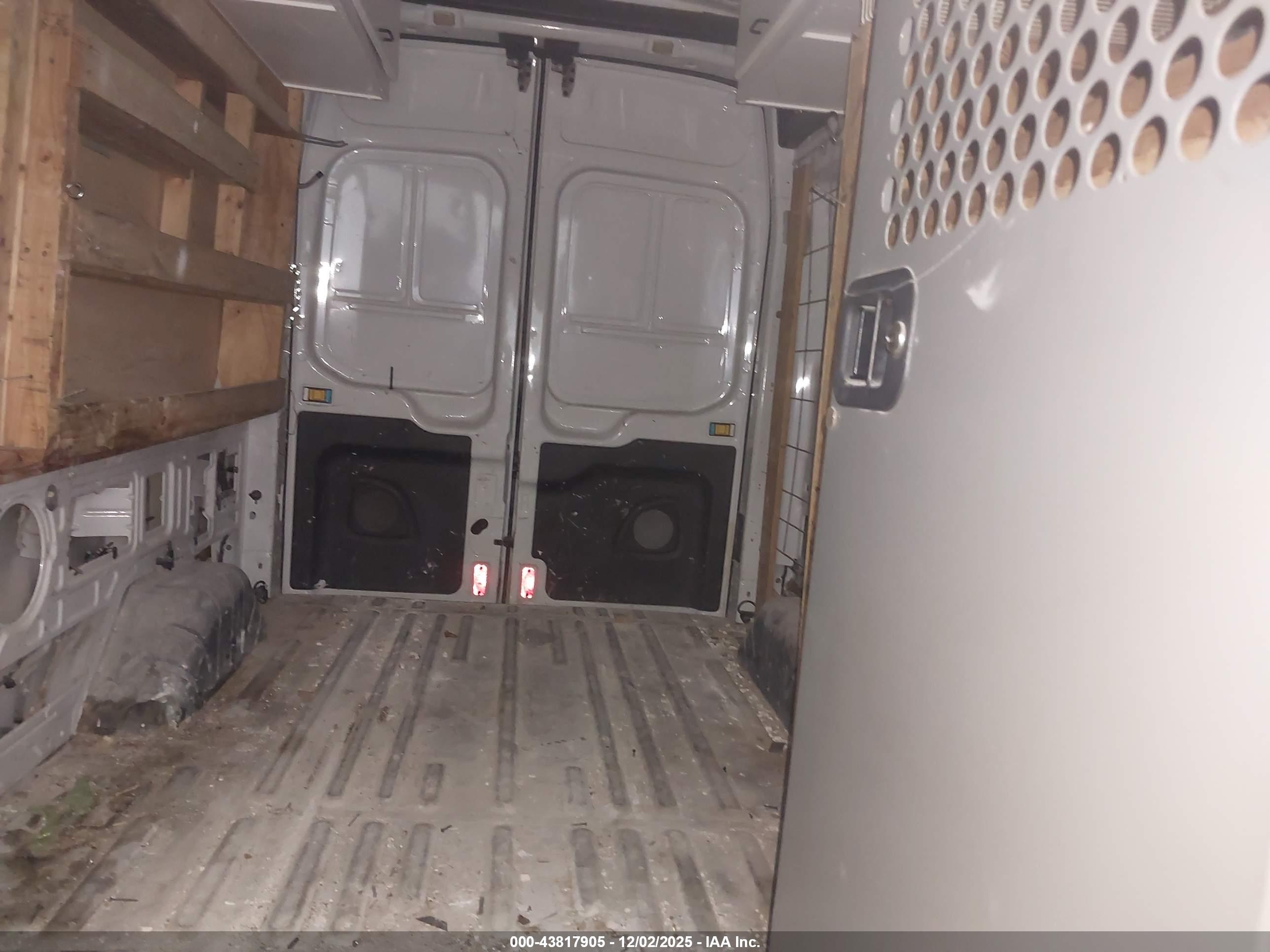 FORD TRANSIT-250 image 8
