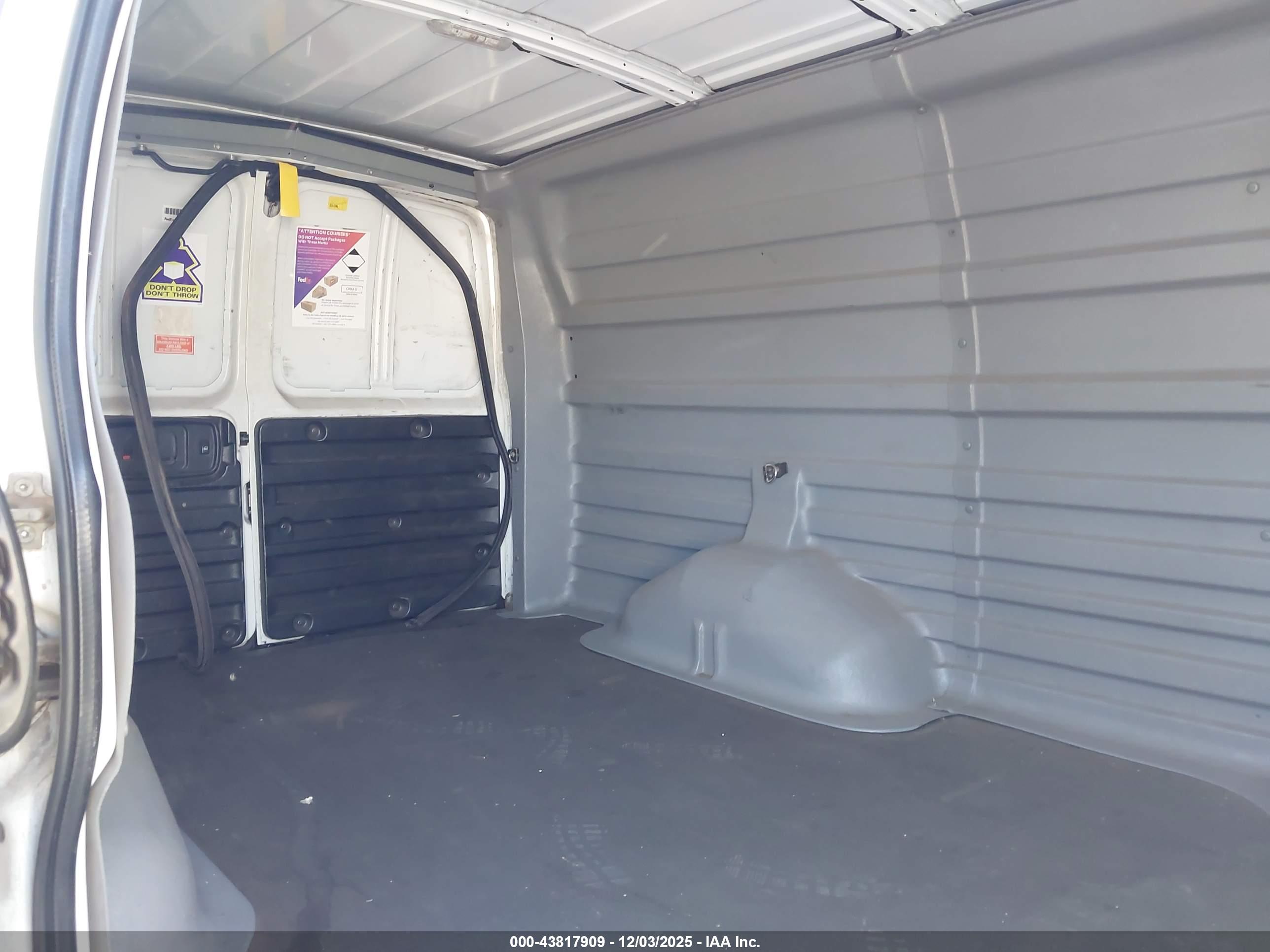 CHEVROLET EXPRESS image 8