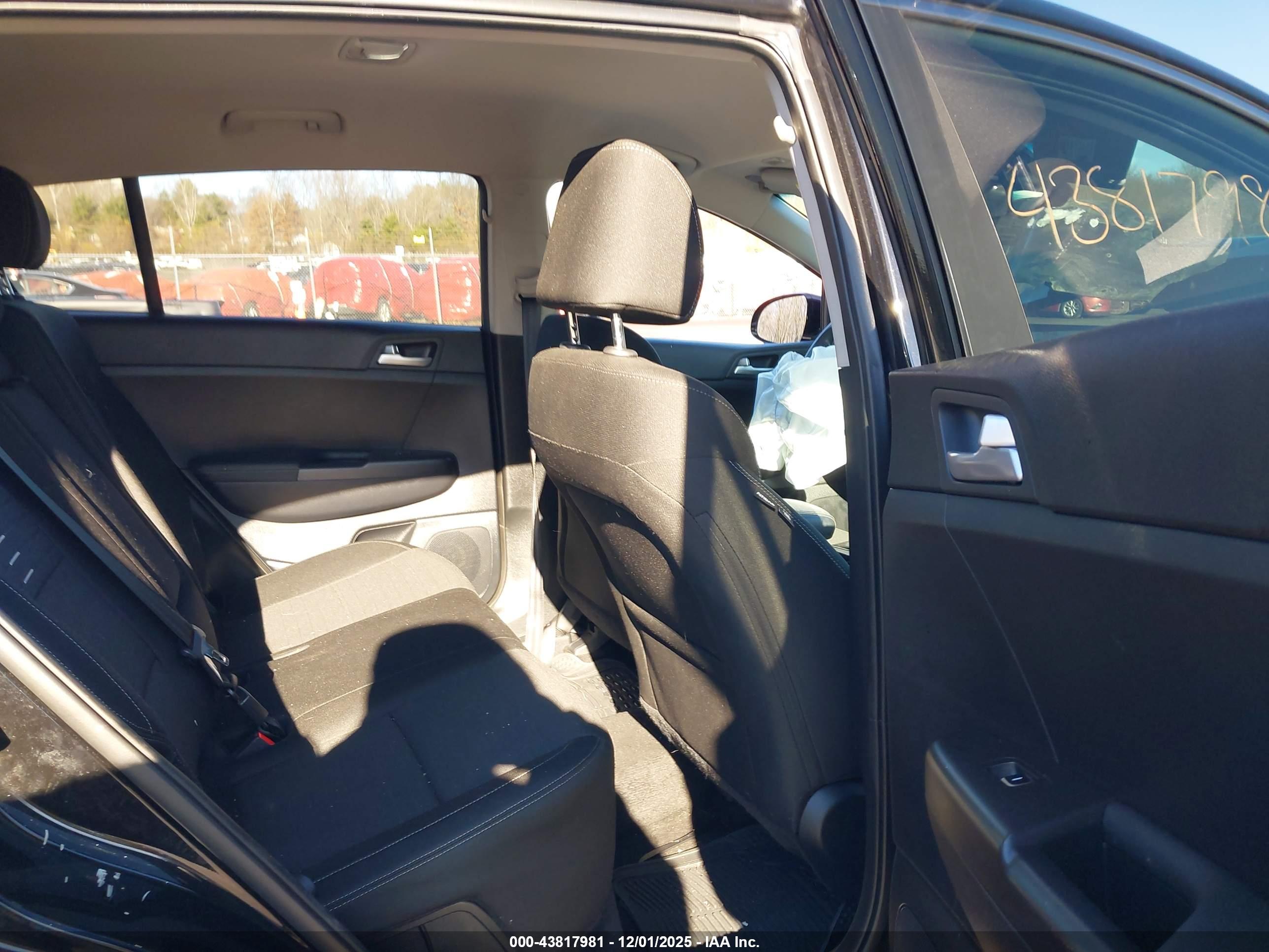 KIA SPORTAGE image 8
