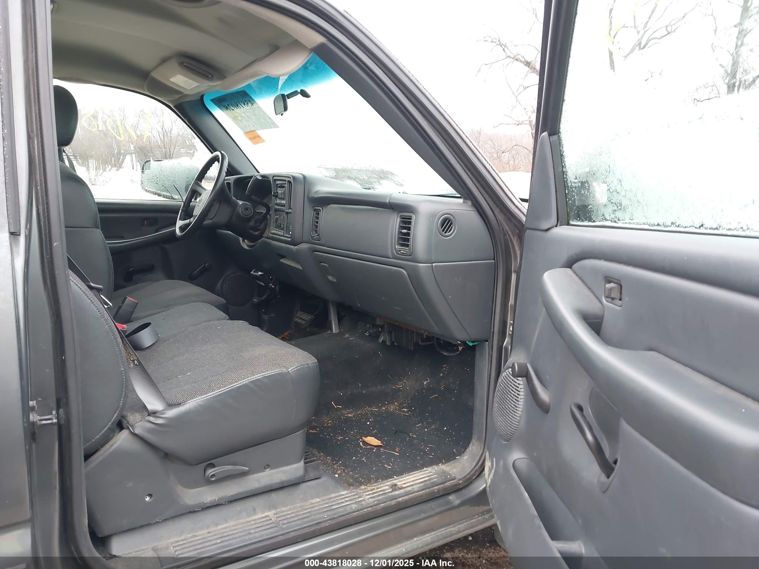 CHEVROLET SILVERADO image 5