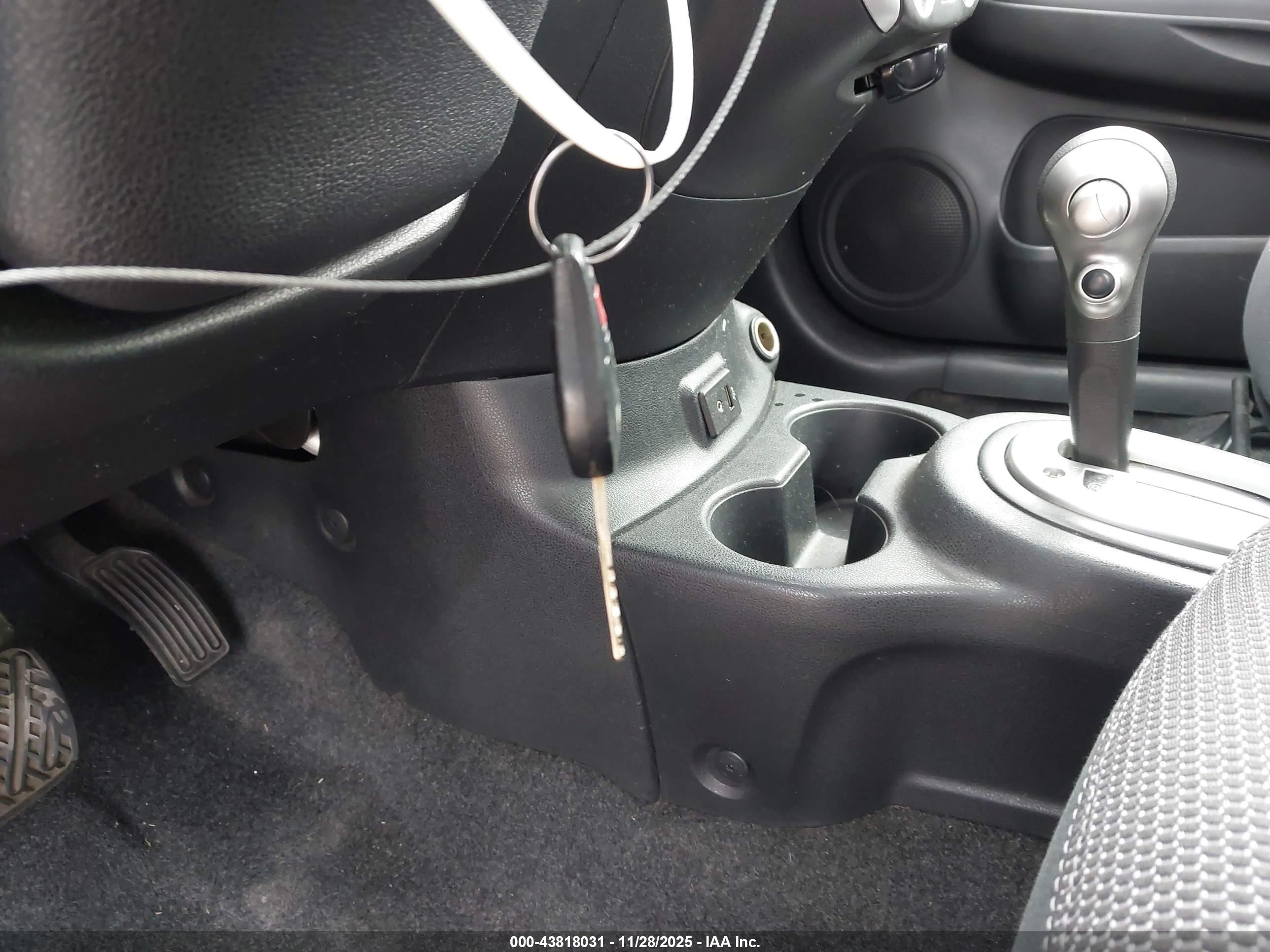 NISSAN VERSA image 11