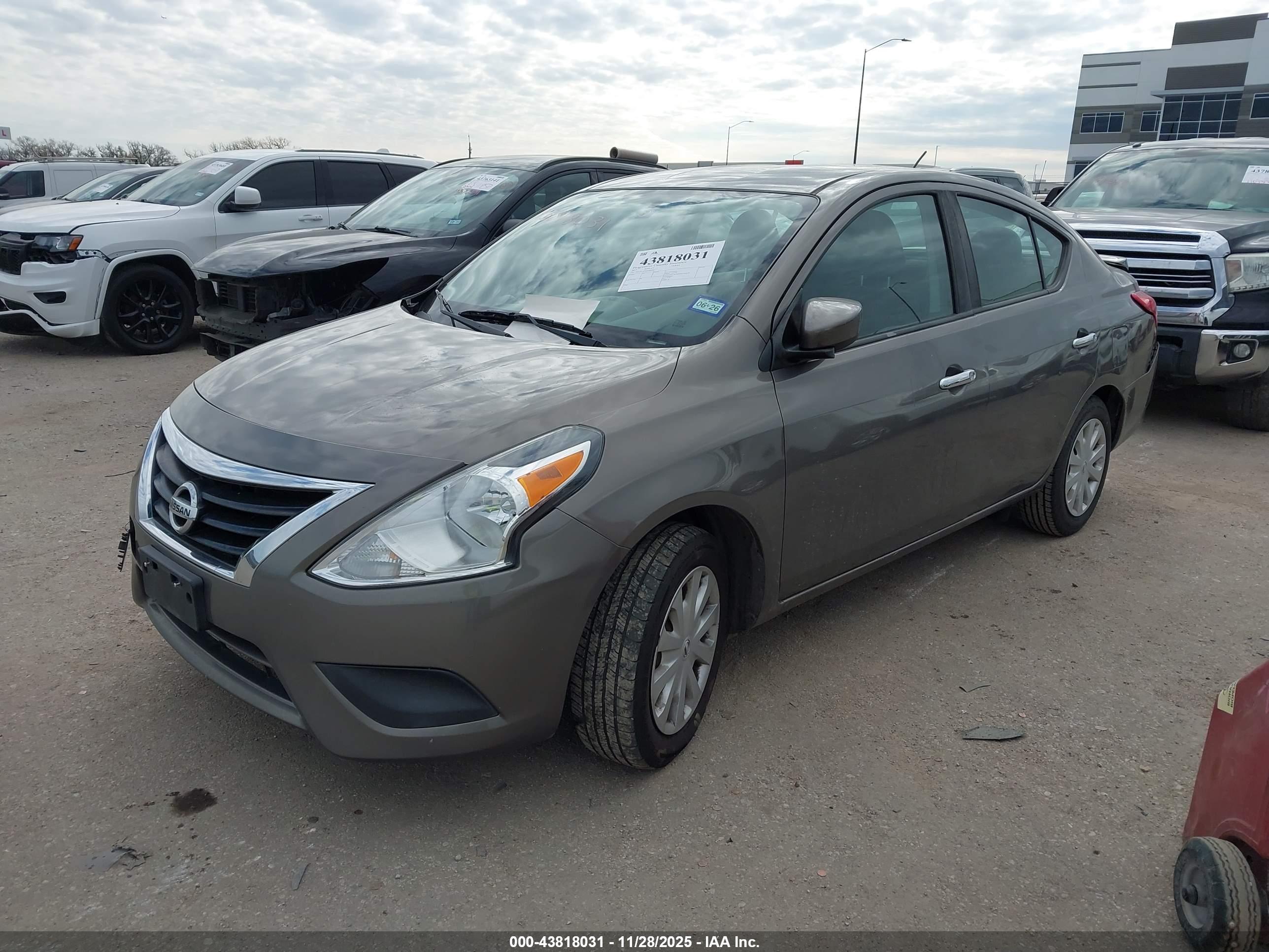 NISSAN VERSA image 2