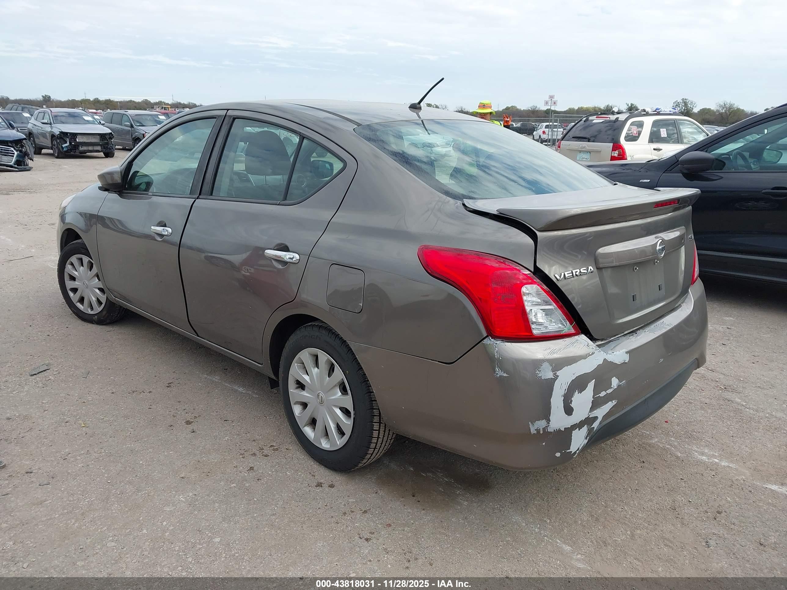 NISSAN VERSA image 3