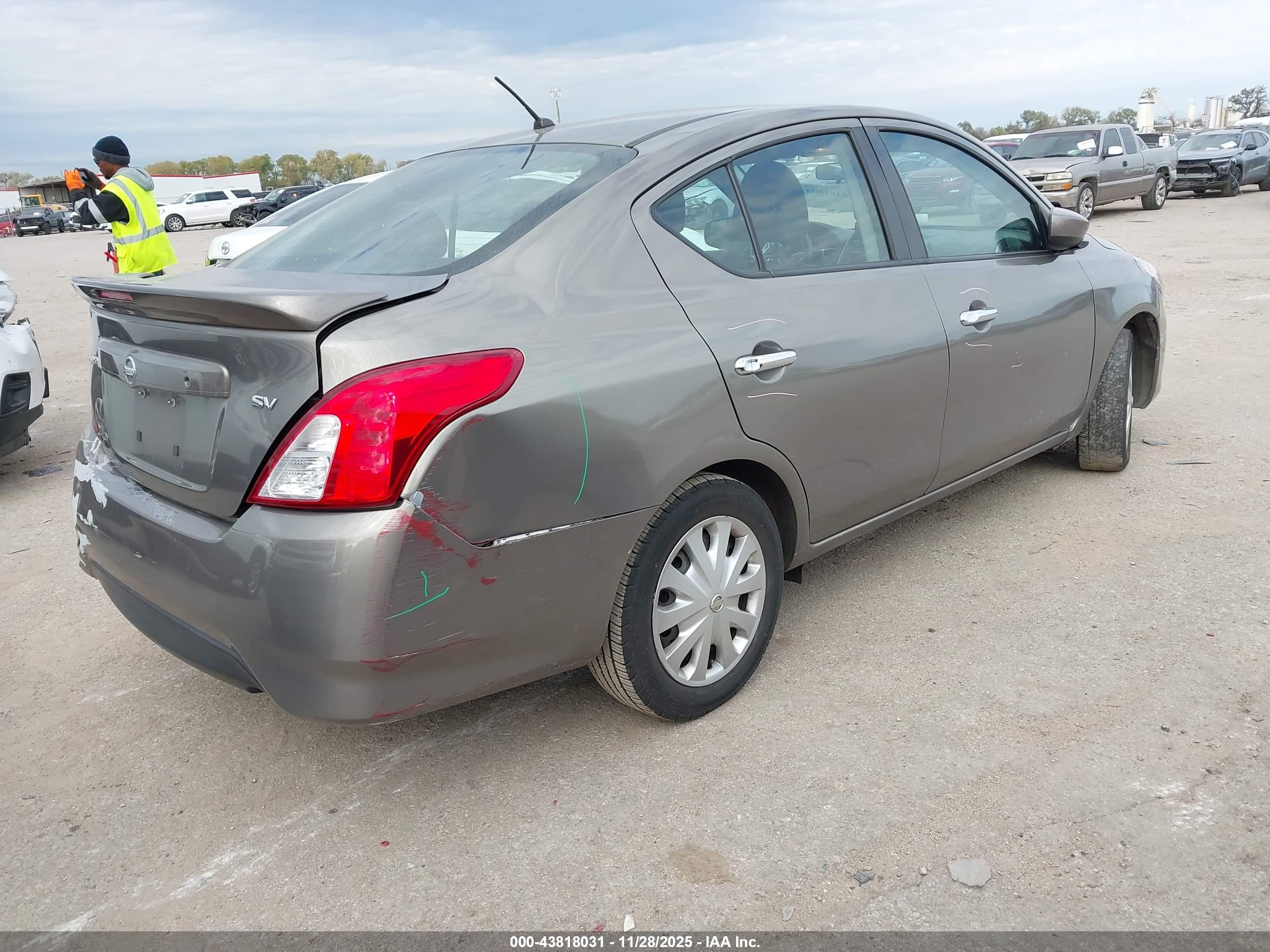 NISSAN VERSA image 4